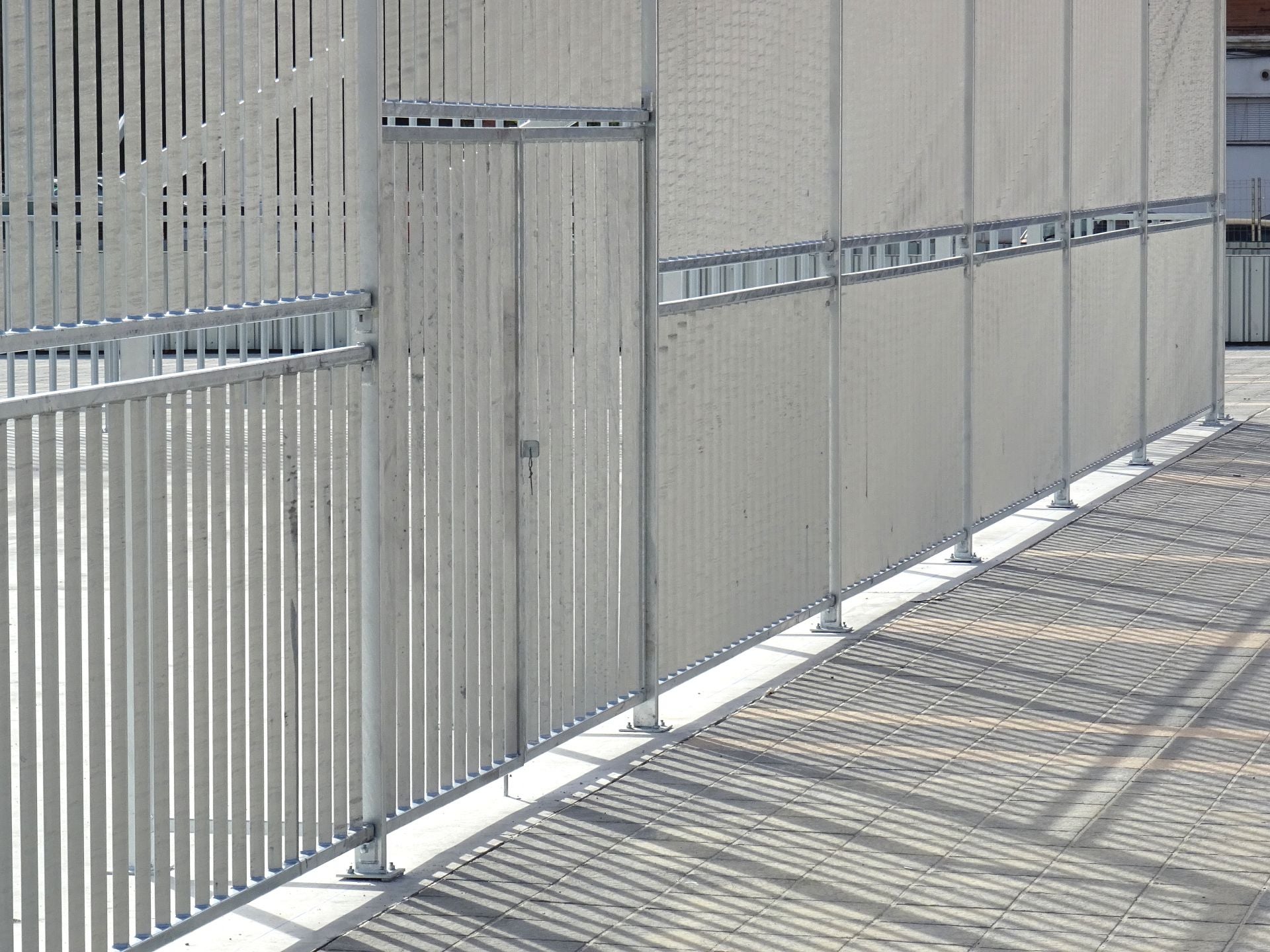 Plaza reformada en la calle del Amor de Dios