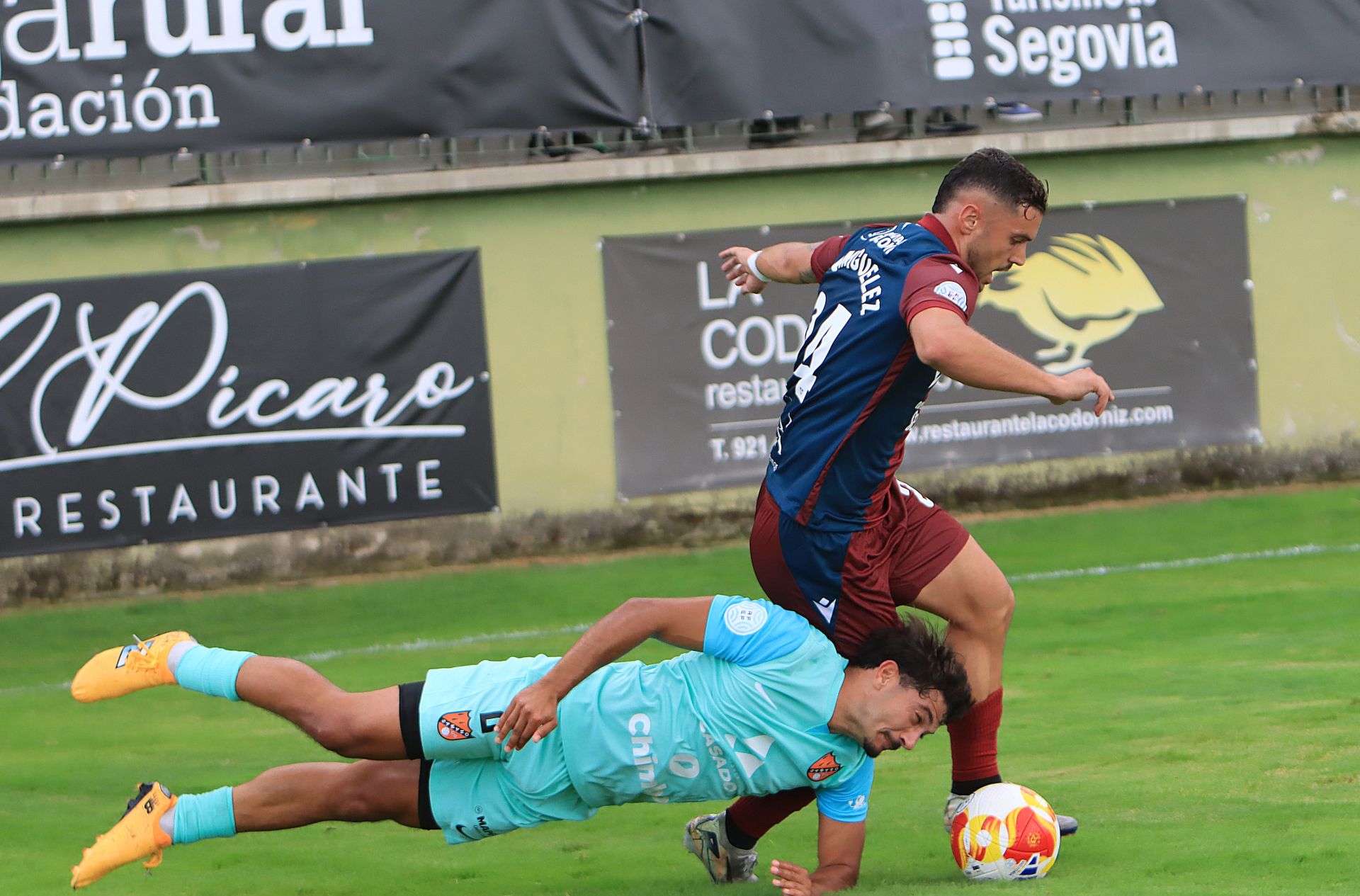 Fotos de la victoria de la Segoviana en su debut liguero