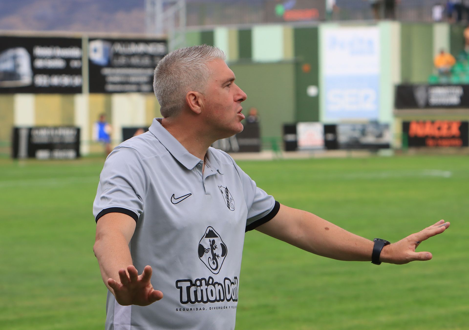 Fotos de la victoria de la Segoviana en su debut liguero