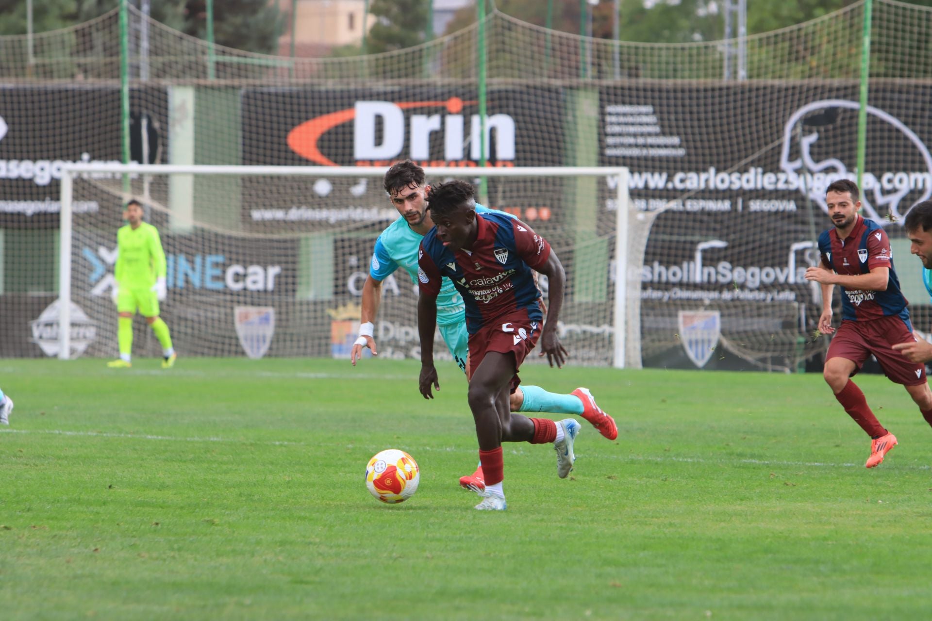 Fotos de la victoria de la Segoviana en su debut liguero