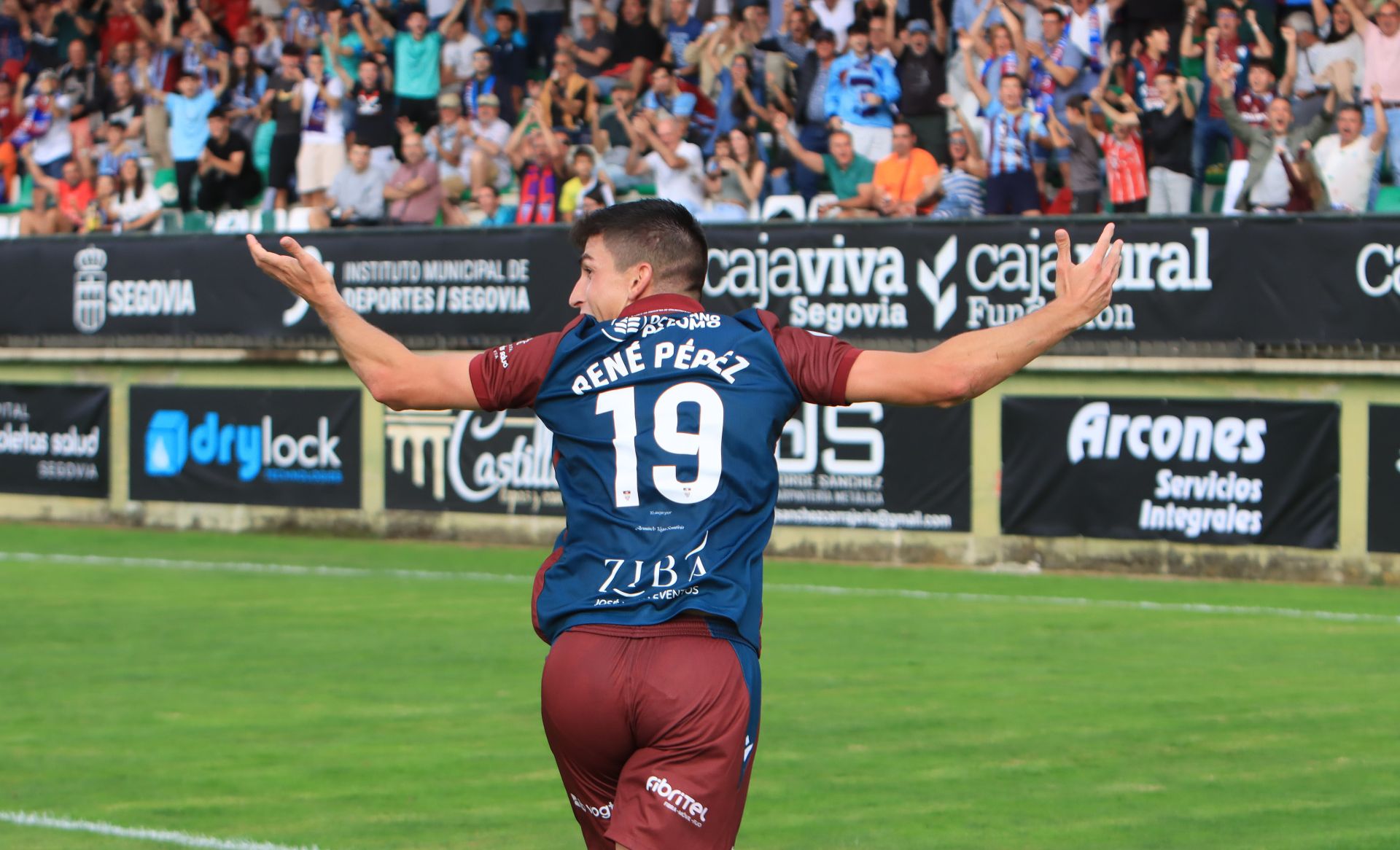 Fotos de la victoria de la Segoviana en su debut liguero