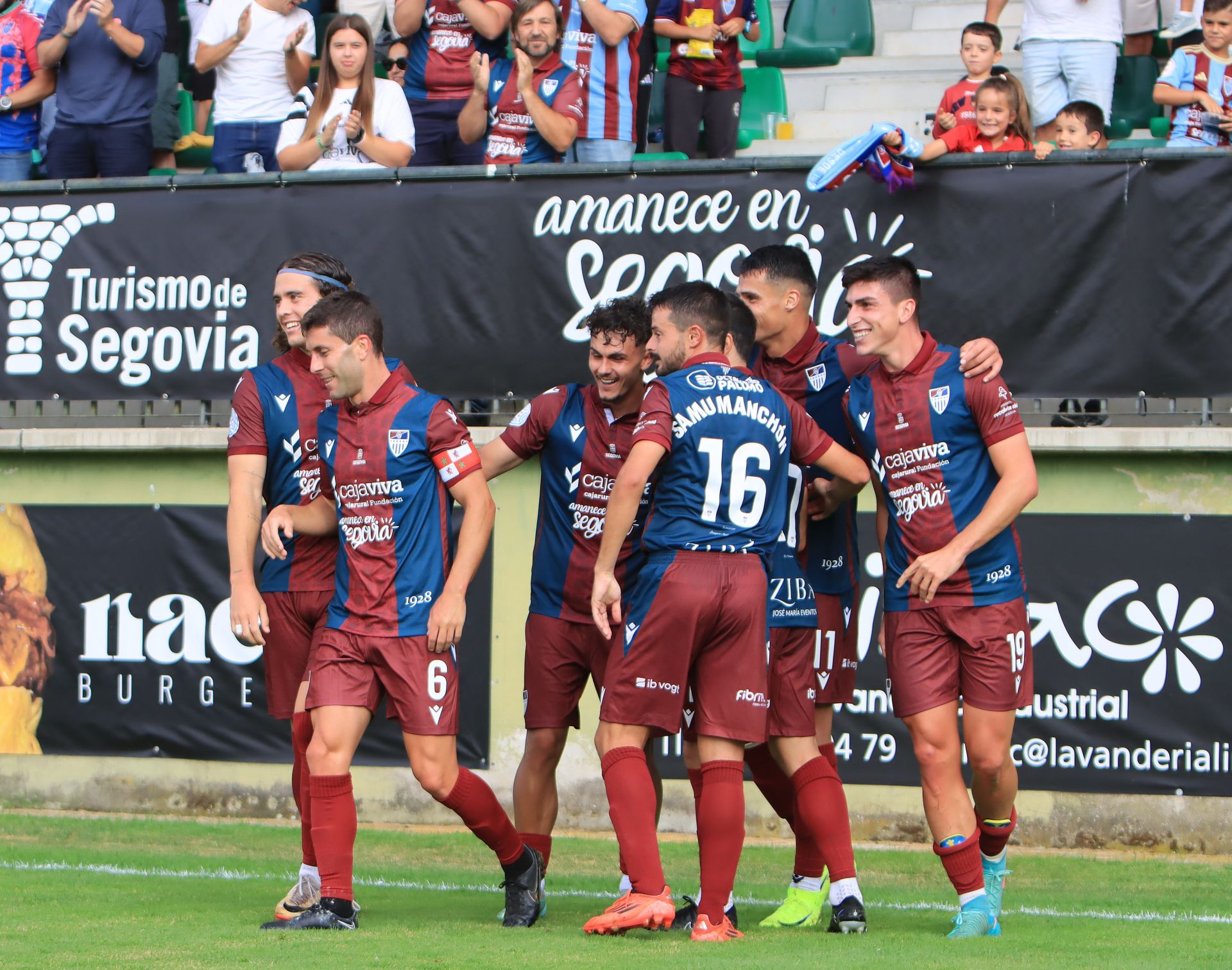 Fotos de la victoria de la Segoviana en su debut liguero