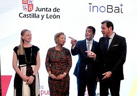 Alfonso Fernández Mañueco y Óscar Puente, durante la firma del protocolo con la representante de Inobat.