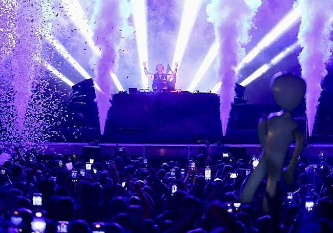 Derroche de confetis y cañones de humo en el inicio de la sesión de Don Diablo.