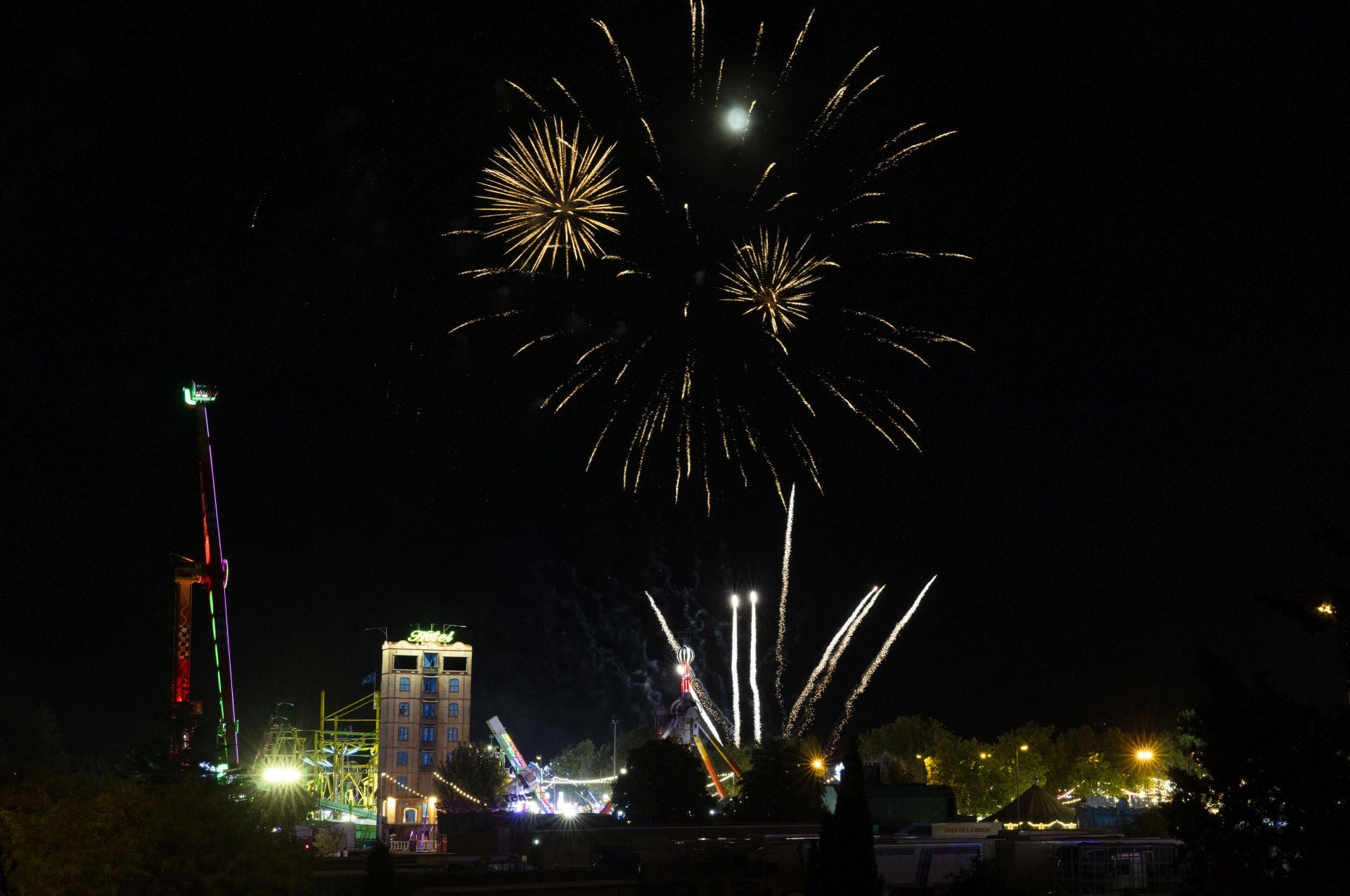 La luna llena y los fuegos artificiales se funden en la noche festiva de Valladolid