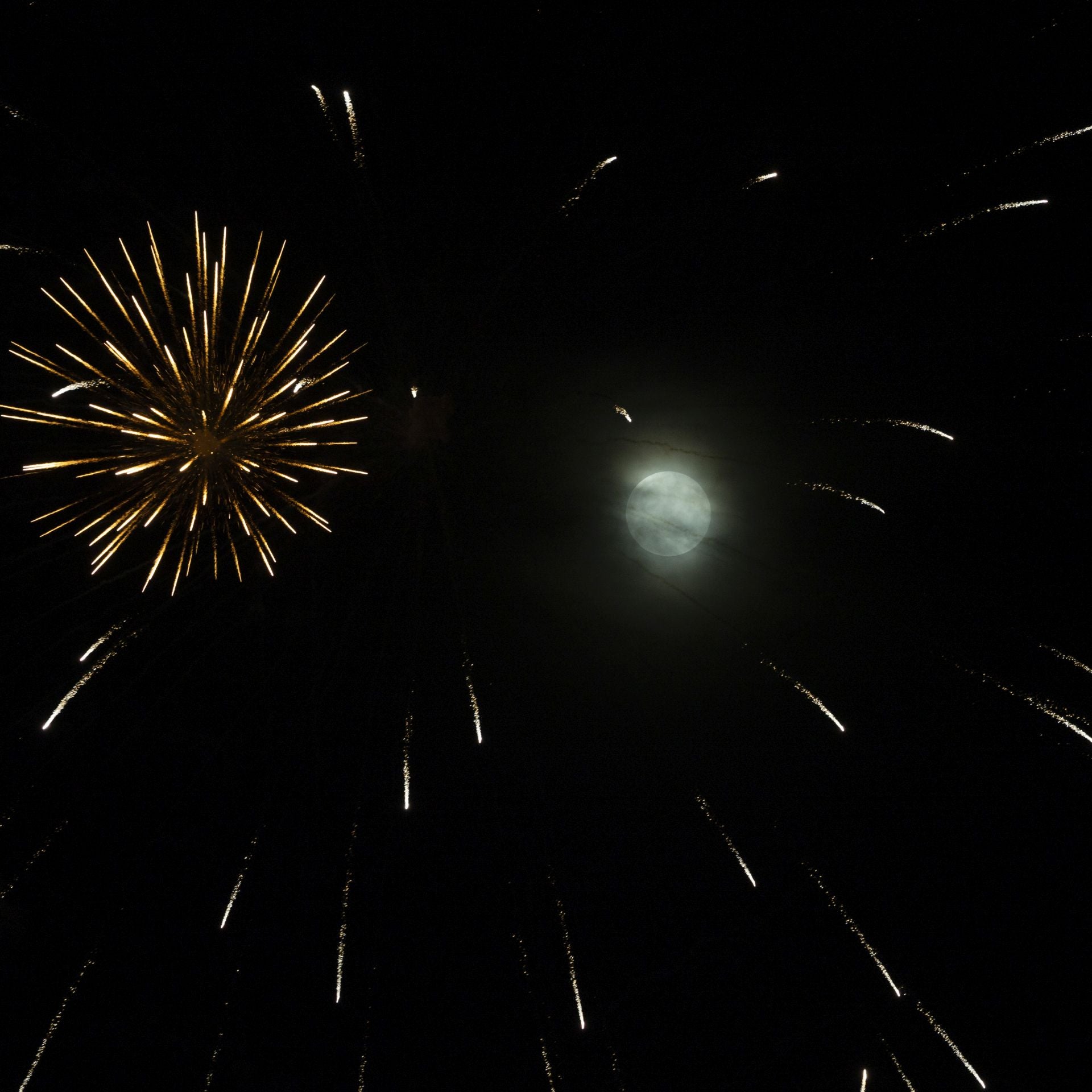 La luna llena y los fuegos artificiales se funden en la noche festiva de Valladolid