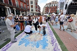 Las imágenes de la procesión, la pisada de la alfombra floral y la misa en honor a la Virgen de San Lorenzo