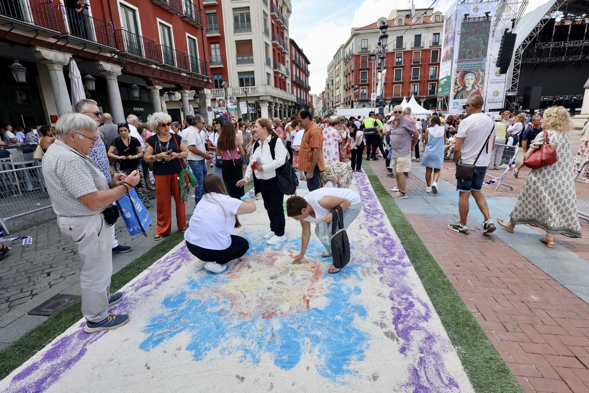 Las imágenes de la procesión, la pisada de la alfombra floral y la misa en honor a la Virgen de San Lorenzo