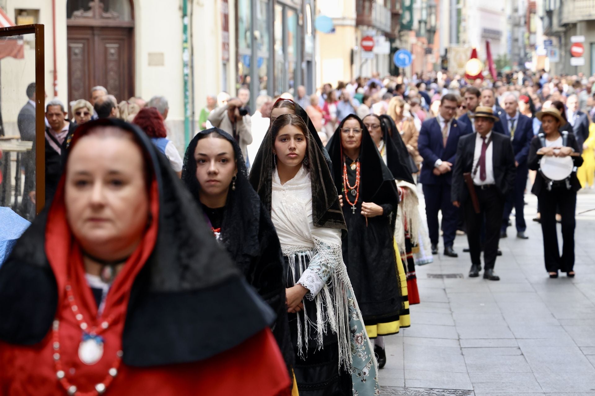 Las imágenes de la procesión, la pisada de la alfombra floral y la misa en honor a la Virgen de San Lorenzo