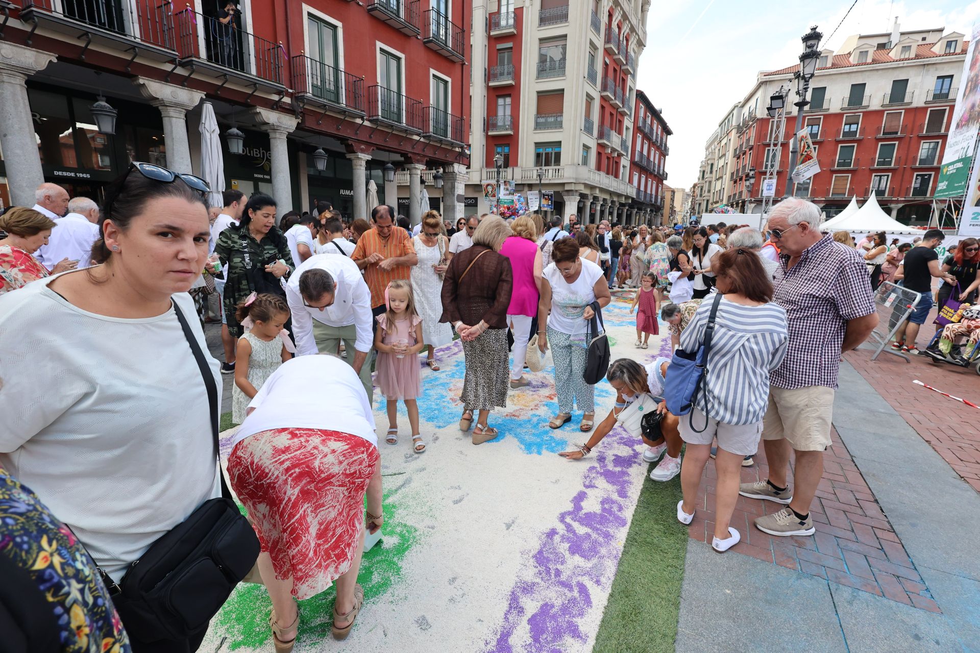 Las imágenes de la procesión, la pisada de la alfombra floral y la misa en honor a la Virgen de San Lorenzo
