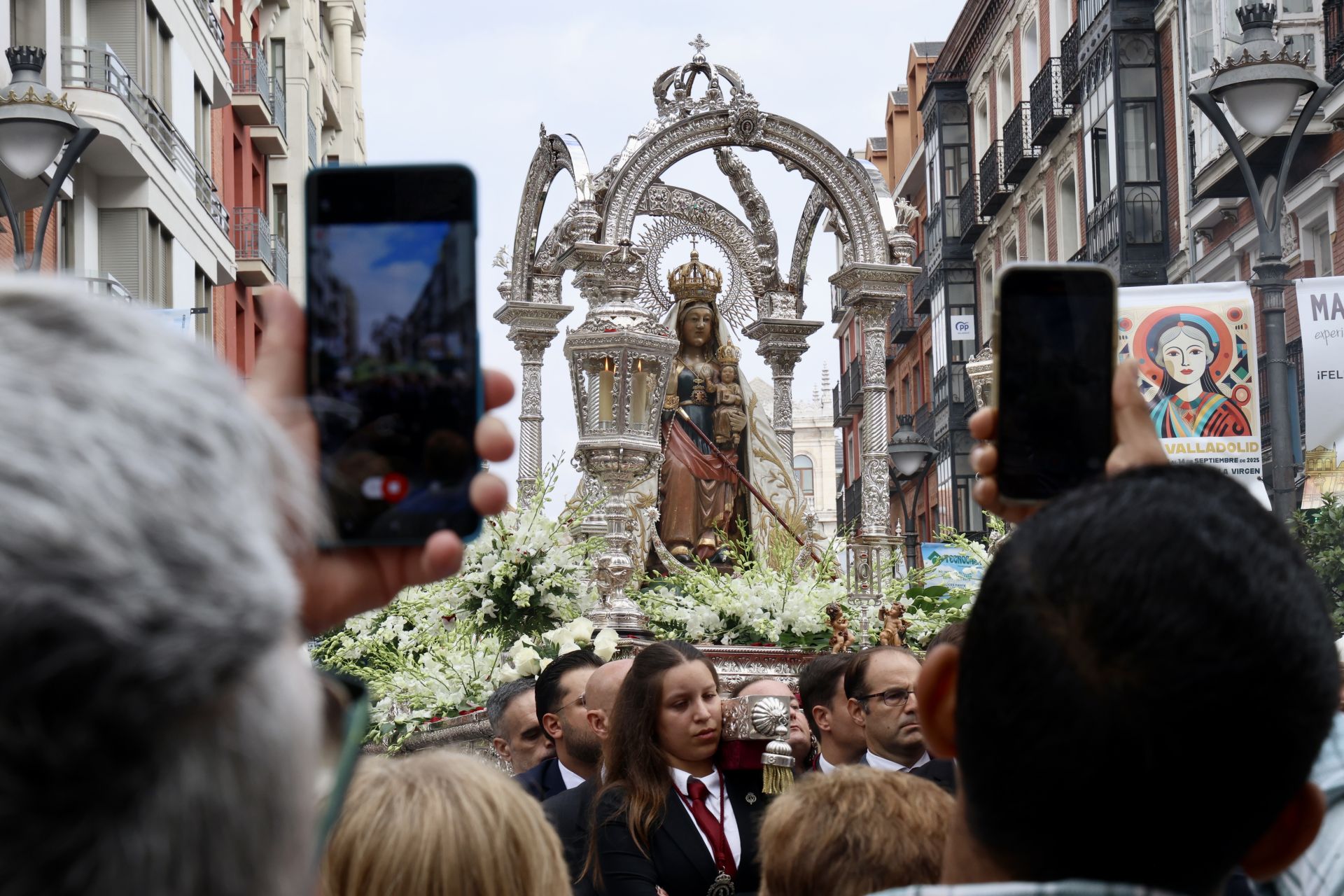 Las imágenes de la procesión, la pisada de la alfombra floral y la misa en honor a la Virgen de San Lorenzo