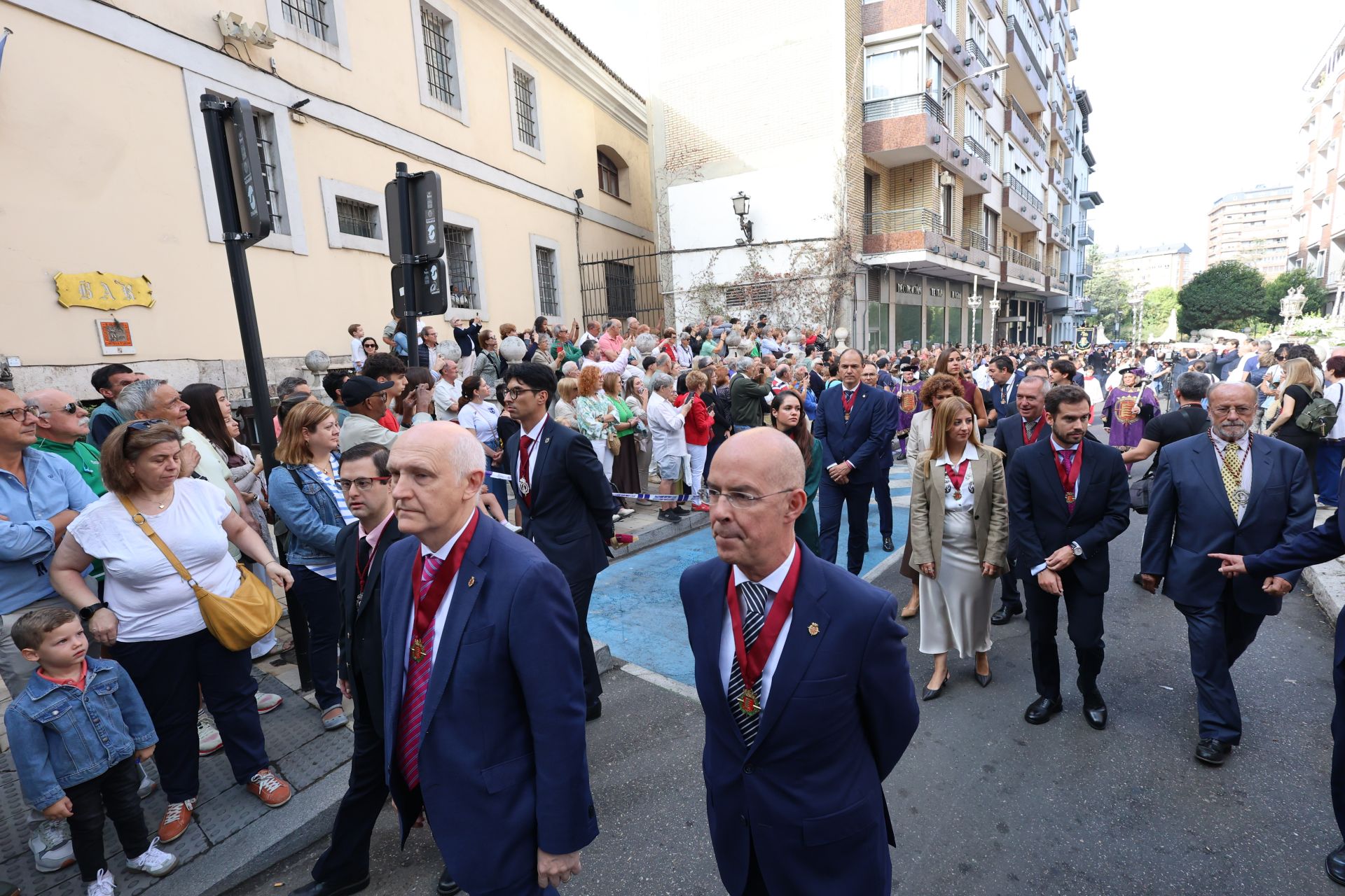 Las imágenes de la procesión, la pisada de la alfombra floral y la misa en honor a la Virgen de San Lorenzo