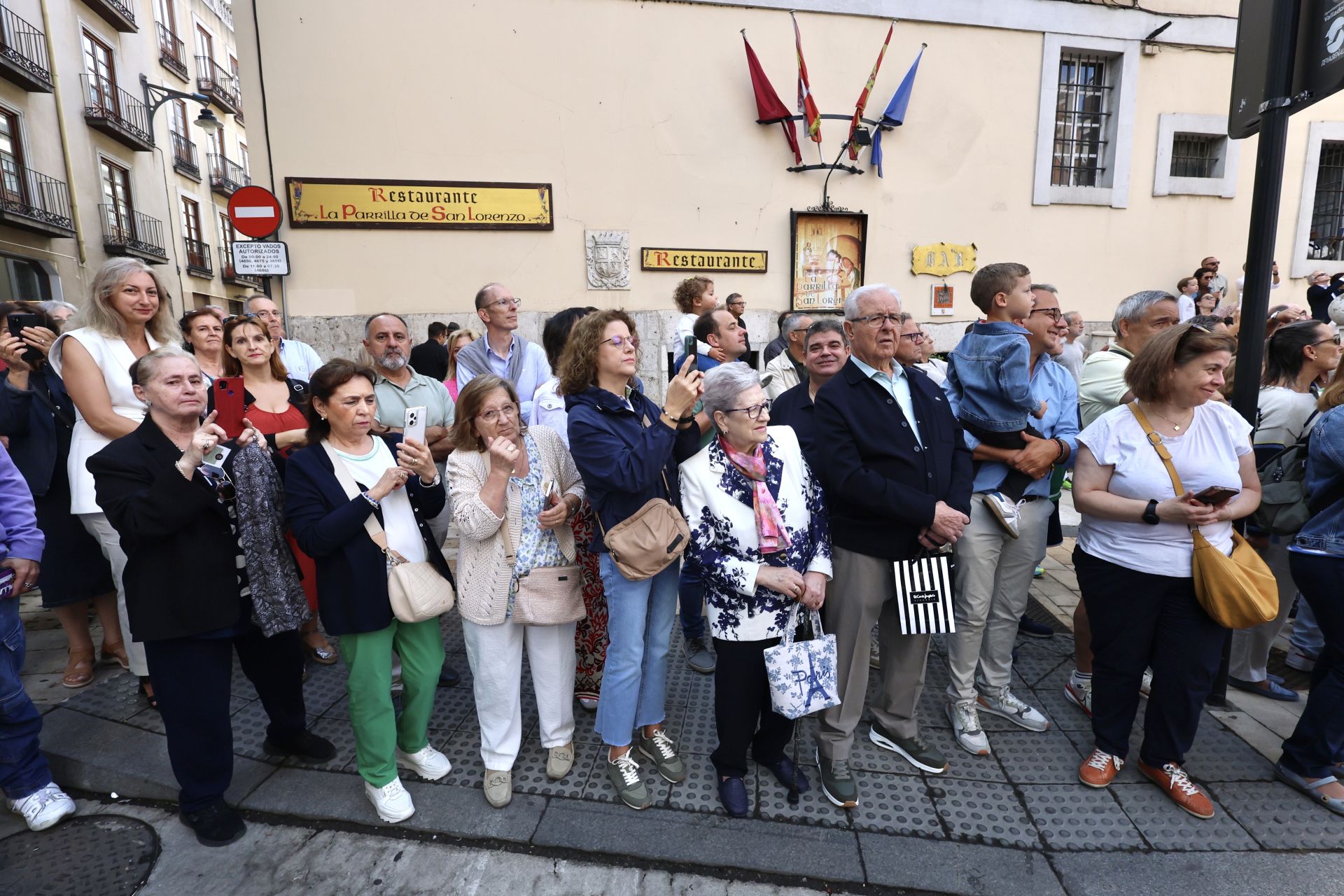 Las imágenes de la procesión, la pisada de la alfombra floral y la misa en honor a la Virgen de San Lorenzo