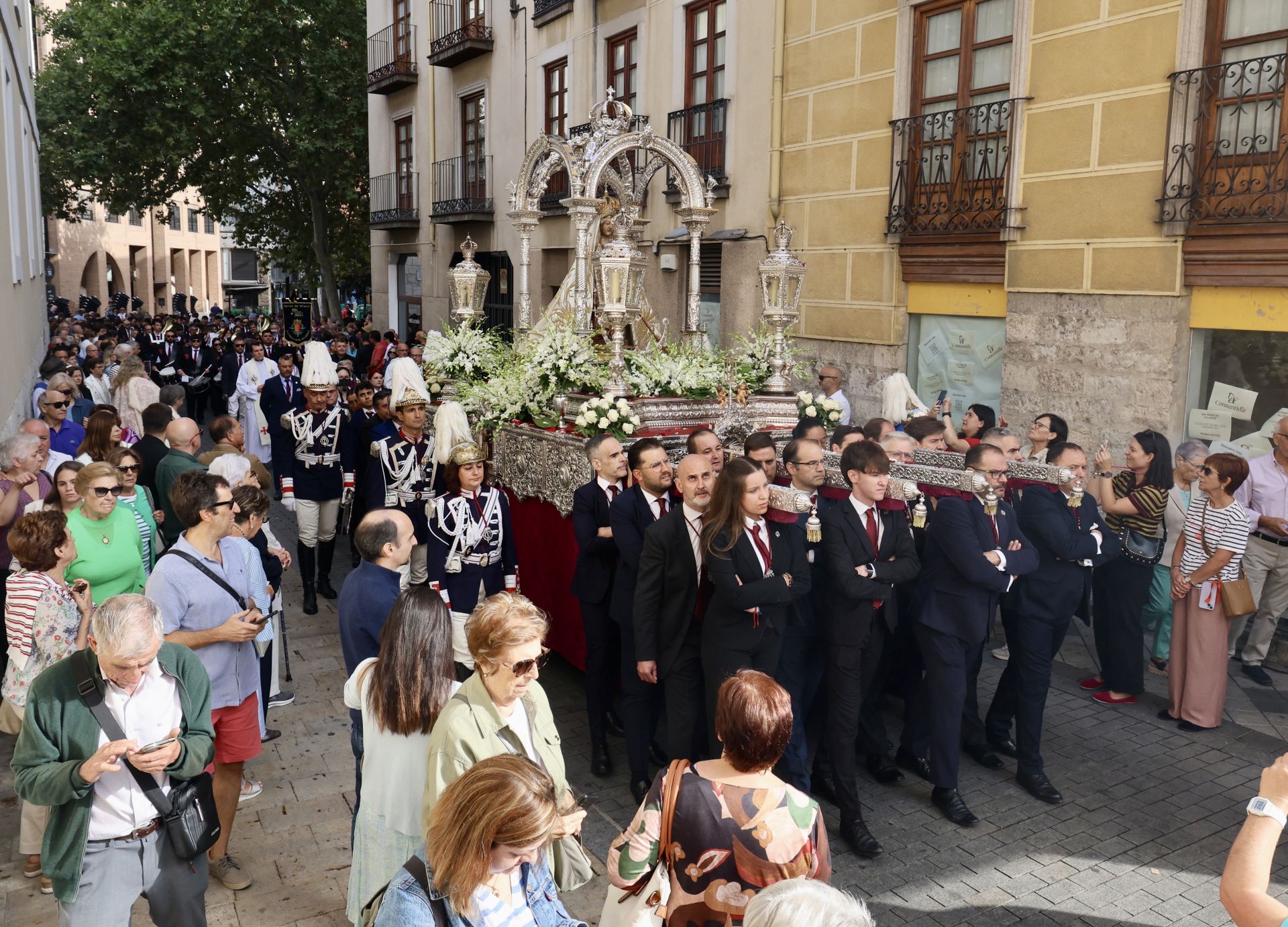 Las imágenes de la procesión, la pisada de la alfombra floral y la misa en honor a la Virgen de San Lorenzo