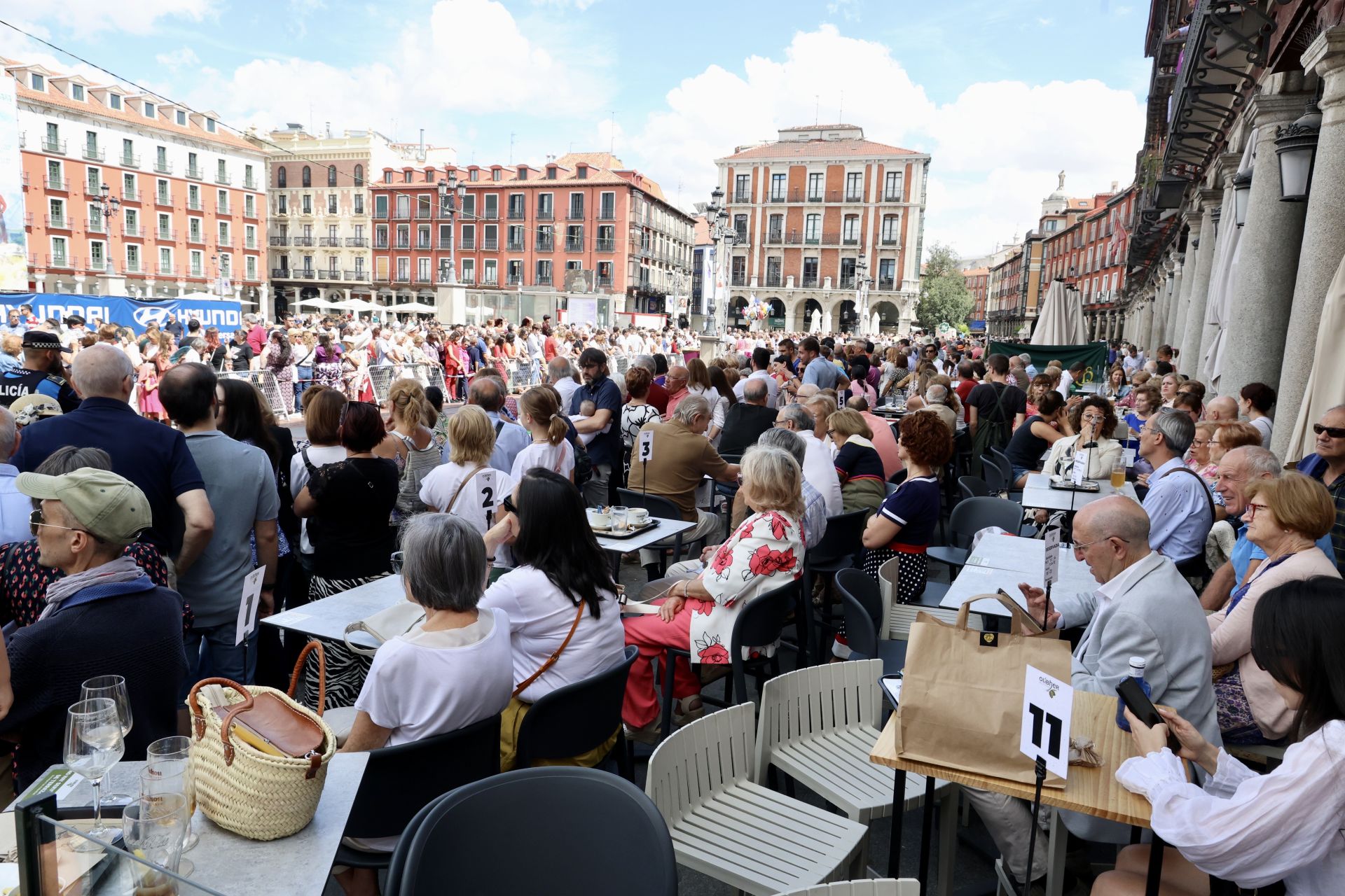 Las imágenes de la procesión, la pisada de la alfombra floral y la misa en honor a la Virgen de San Lorenzo