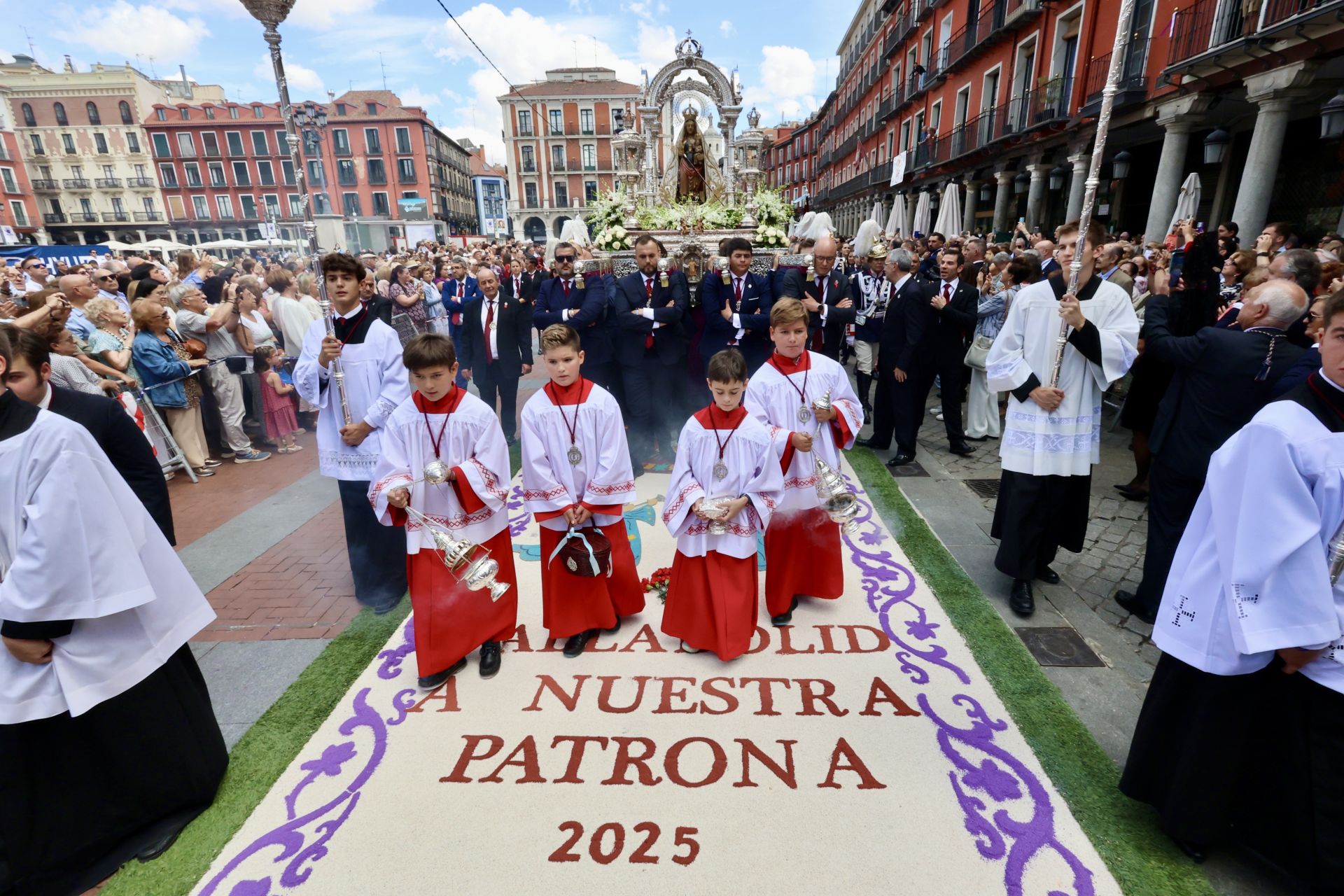 Las imágenes de la procesión, la pisada de la alfombra floral y la misa en honor a la Virgen de San Lorenzo