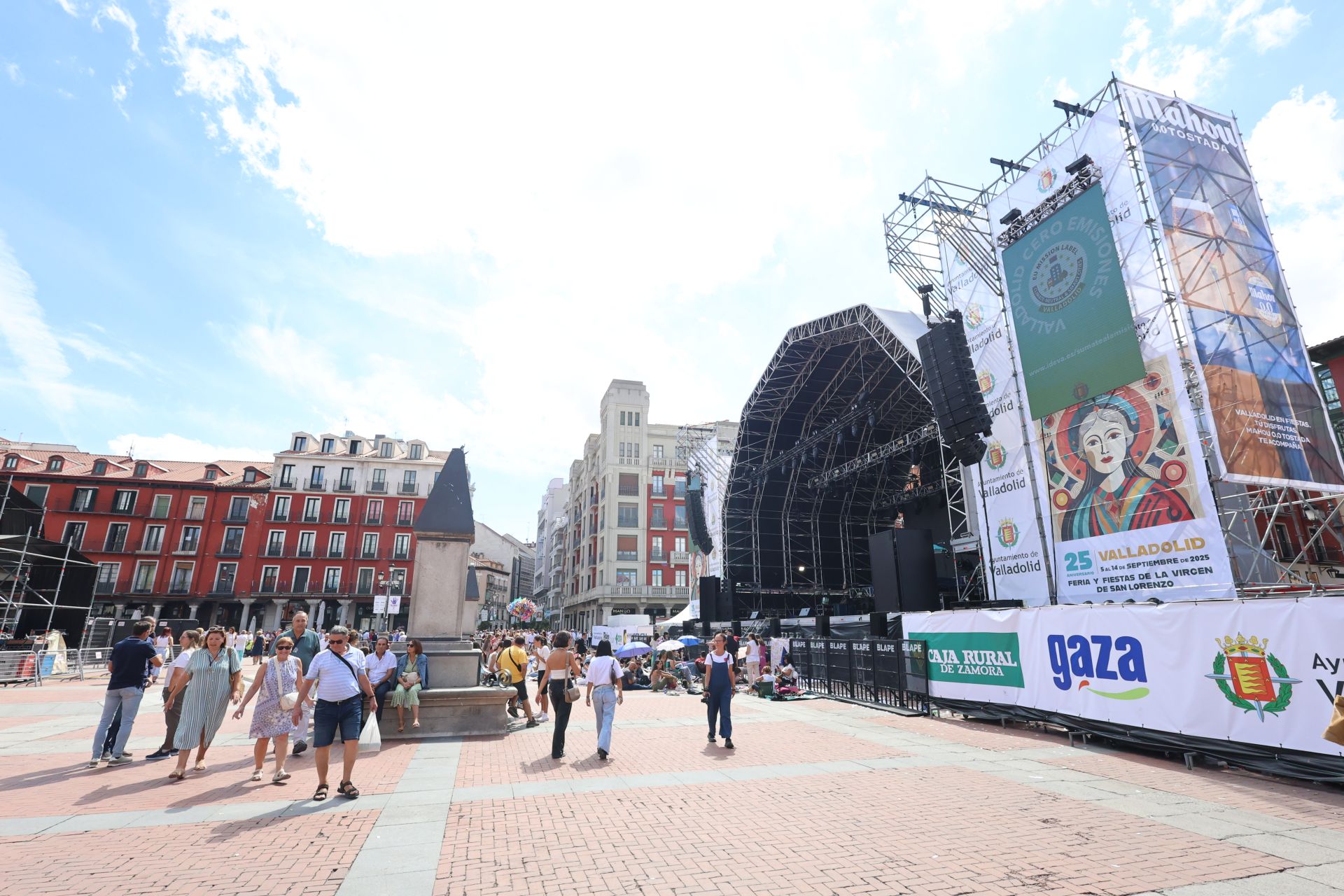 Los fans de Dani Fernández acampan en la Plaza Mayor horas antes de su concierto en Valladolid