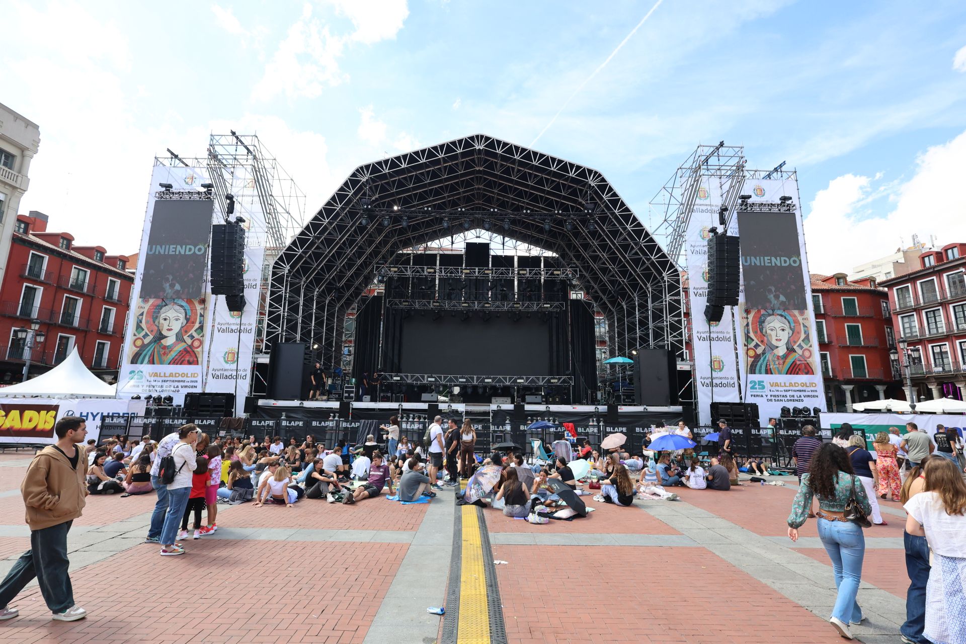 Los fans de Dani Fernández acampan en la Plaza Mayor horas antes de su concierto en Valladolid