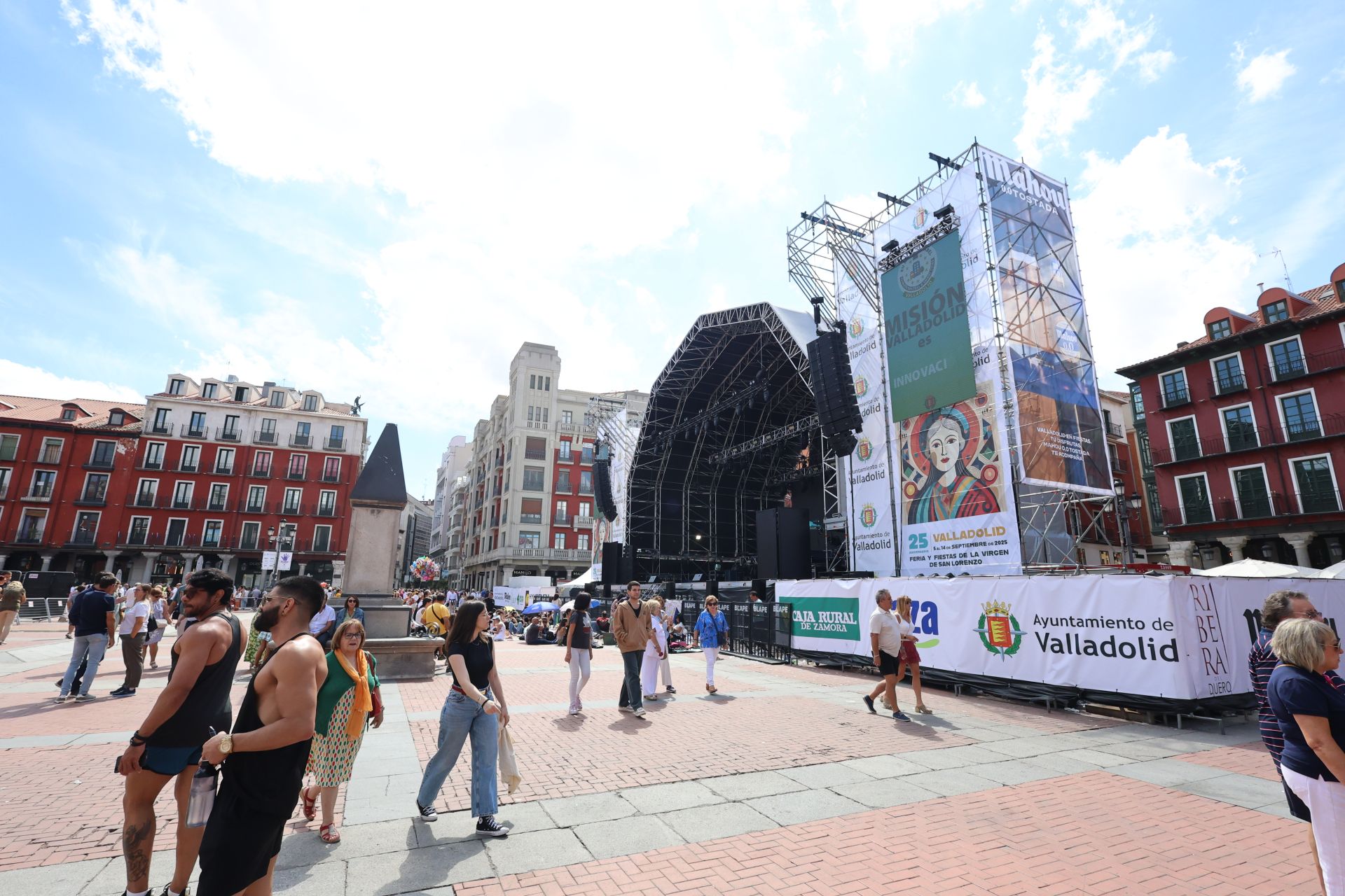 Los fans de Dani Fernández acampan en la Plaza Mayor horas antes de su concierto en Valladolid