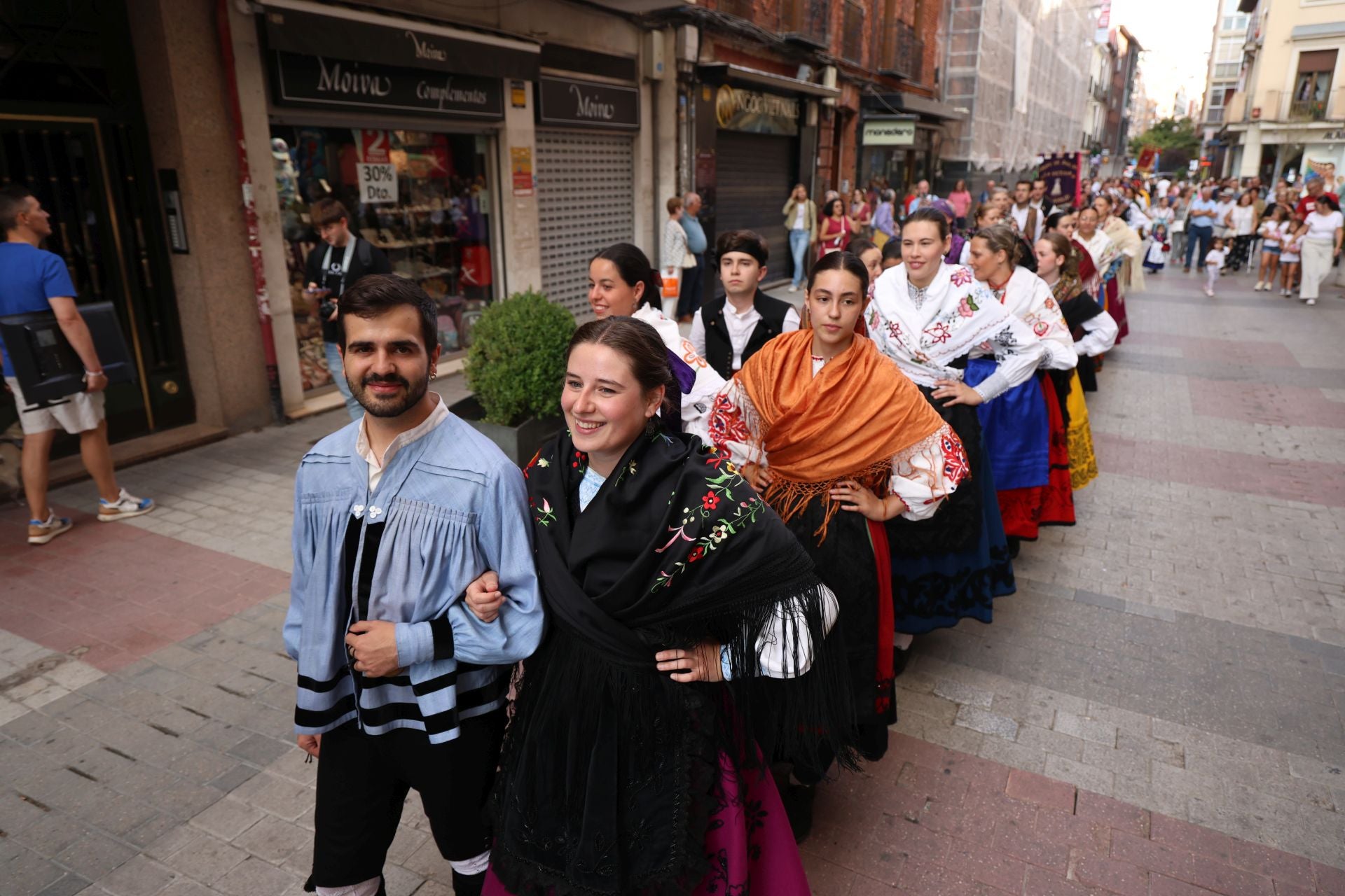 El folklore castellano hace vibrar el centro de Valladolid