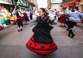 El folklore castellano hace vibrar el centro de Valladolid