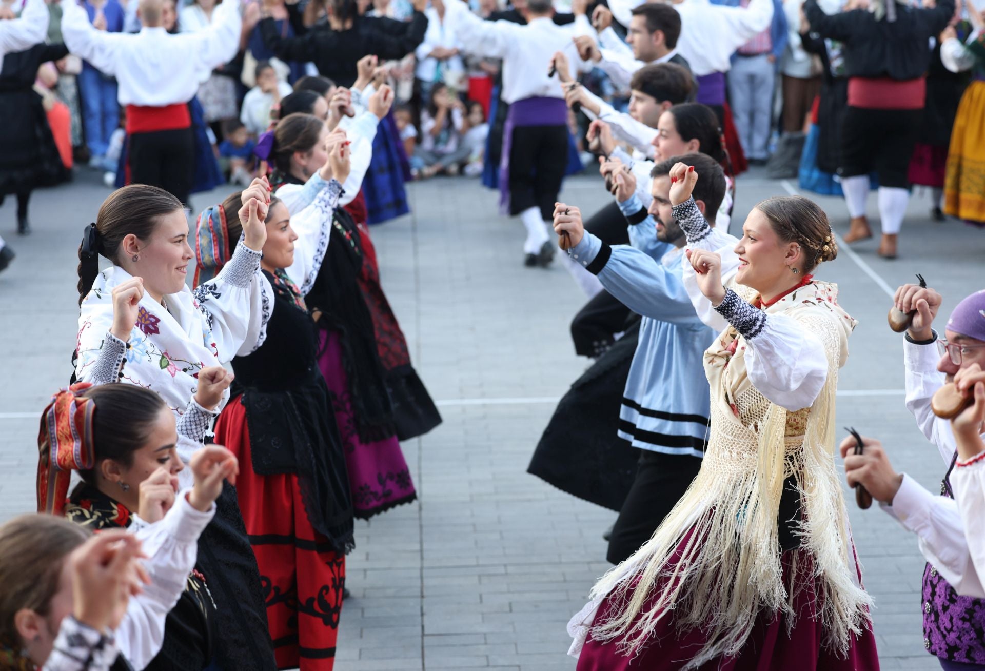 El folklore castellano hace vibrar el centro de Valladolid