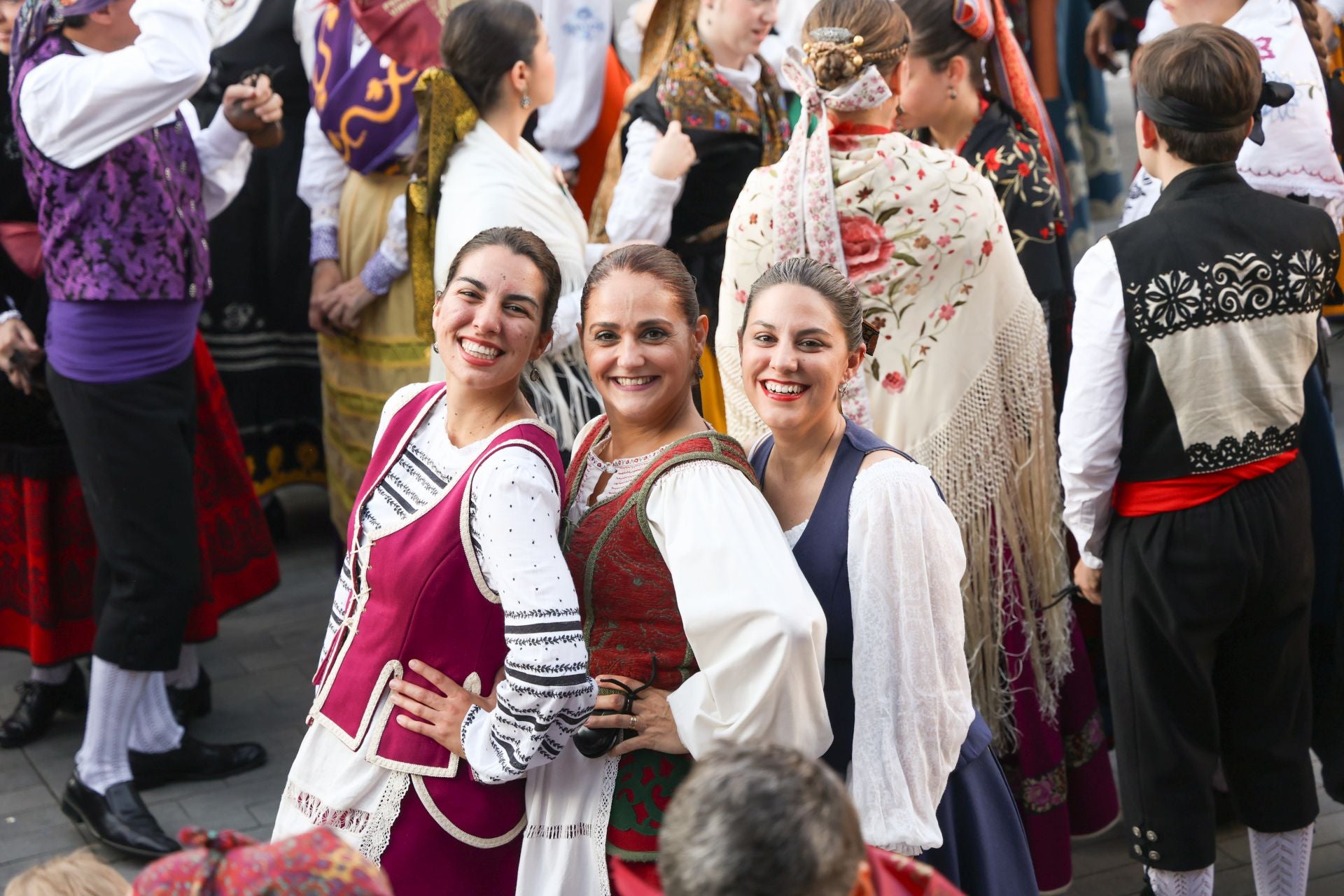 El folklore castellano hace vibrar el centro de Valladolid