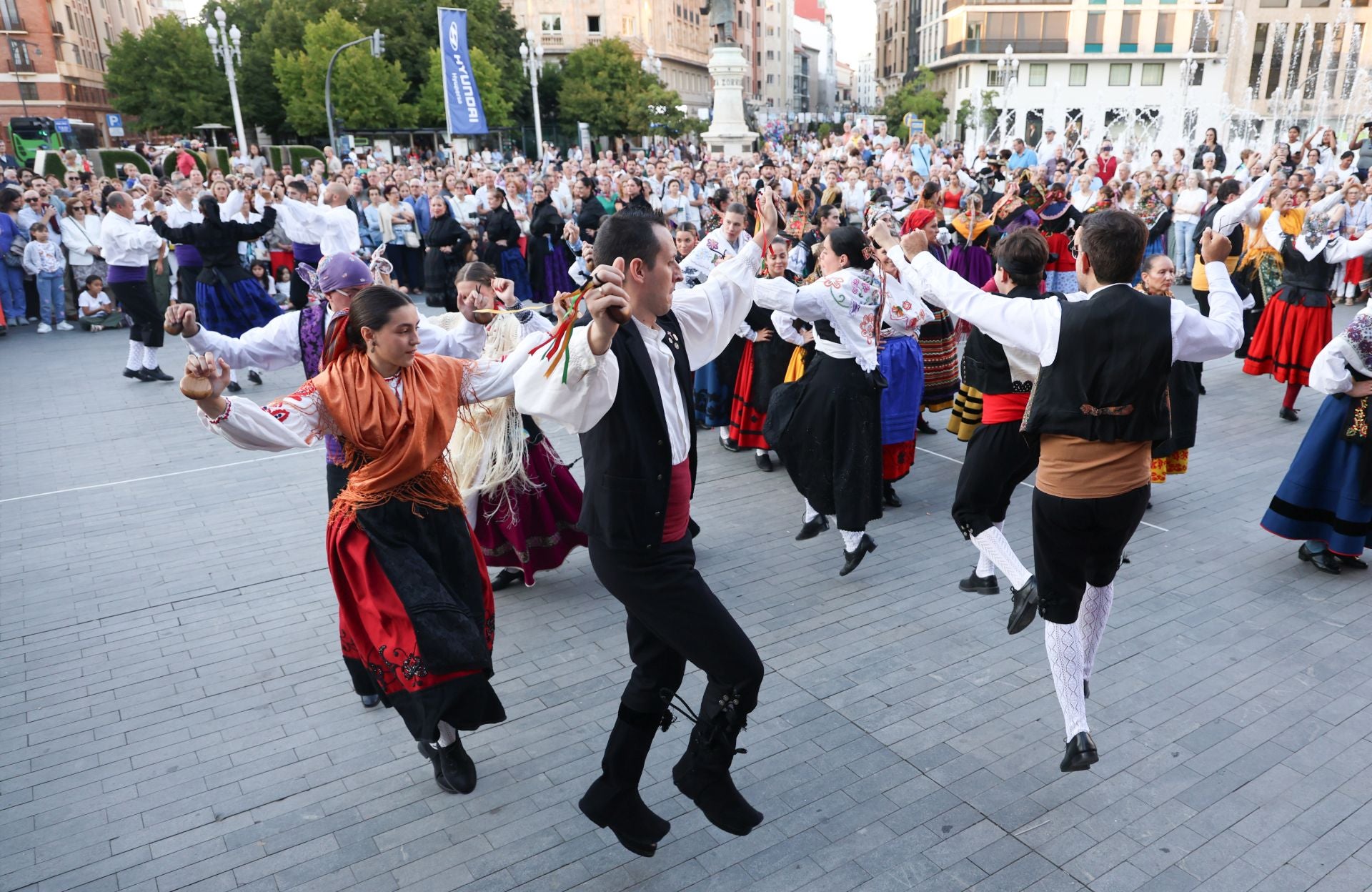El folklore castellano hace vibrar el centro de Valladolid