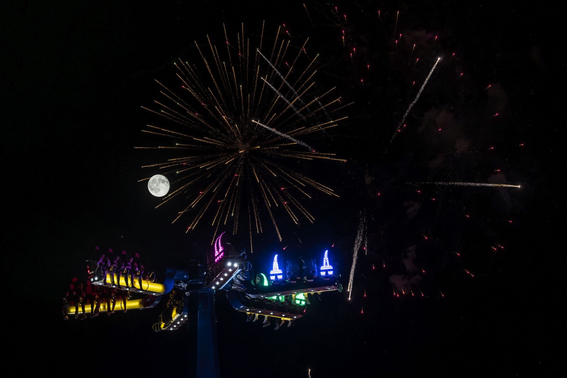 Los fuegos artificiales inundan una noche más el cielo de Valladolid