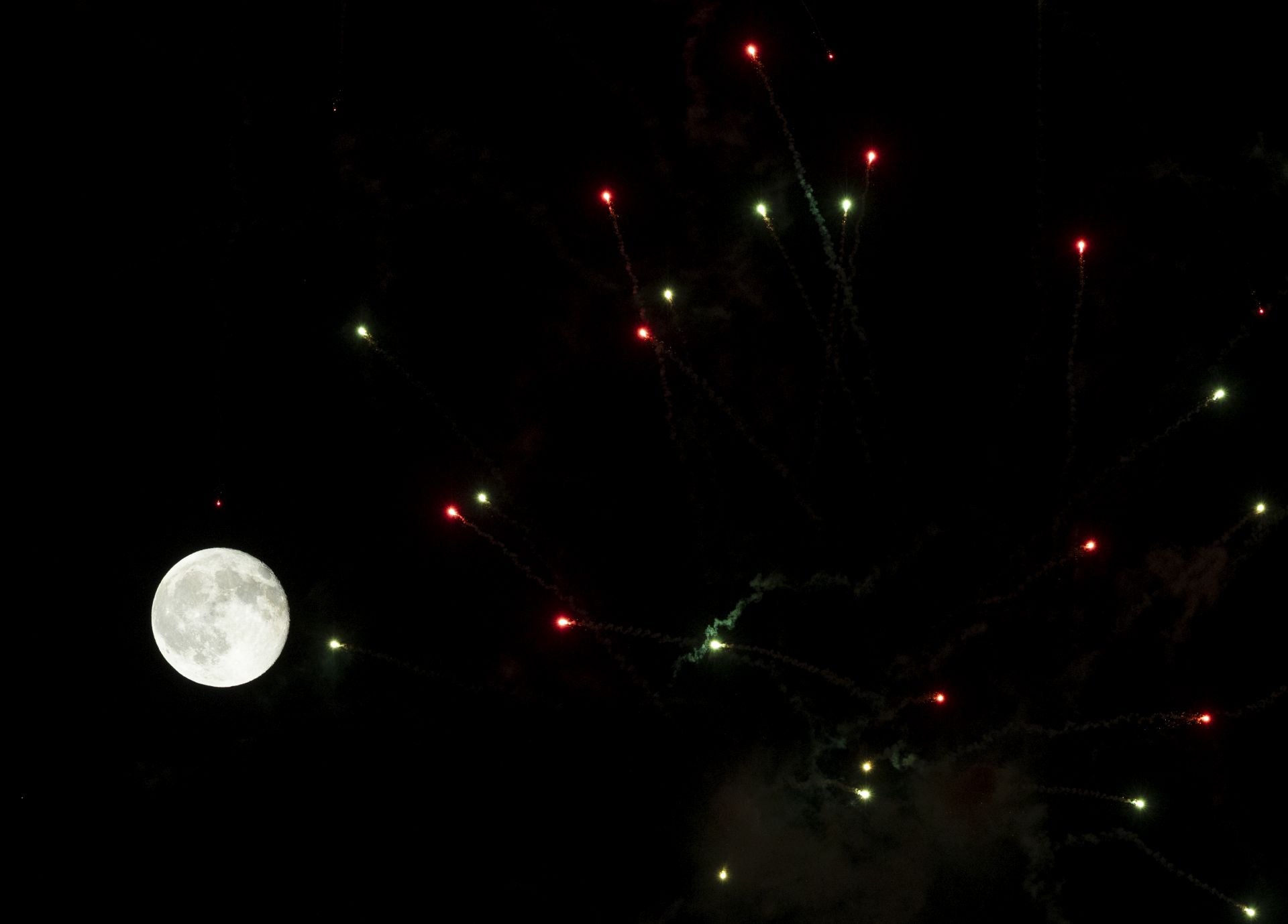 Los fuegos artificiales inundan una noche más el cielo de Valladolid