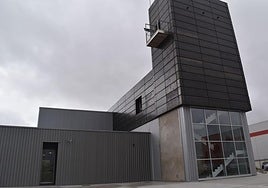 Exterior del parque de bomberos de Aguilar.