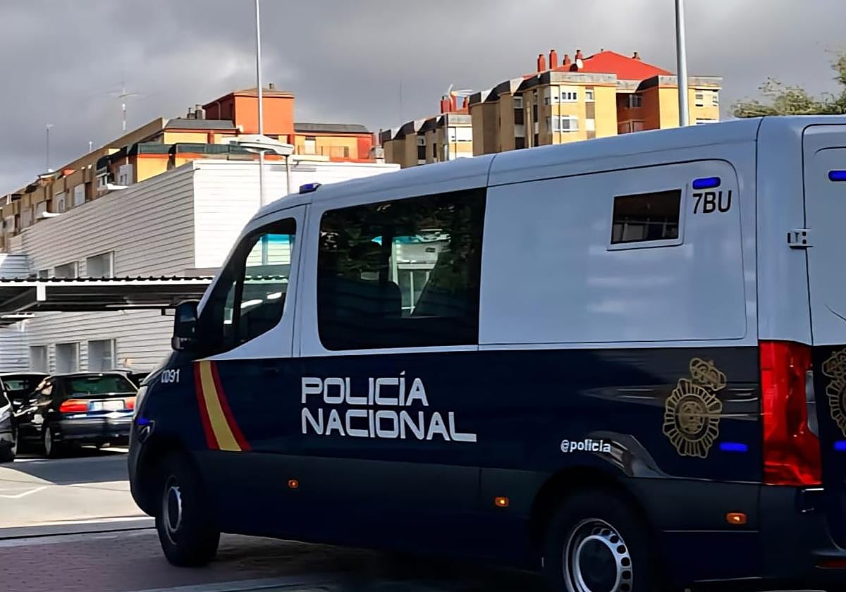 Un furgón de la Policía Nacional en la Comisaría de Delicias..