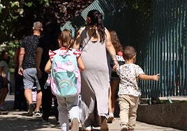 Salida de los alumnos del colegio Félix Cuadrado Lomas de La Cistérniga.