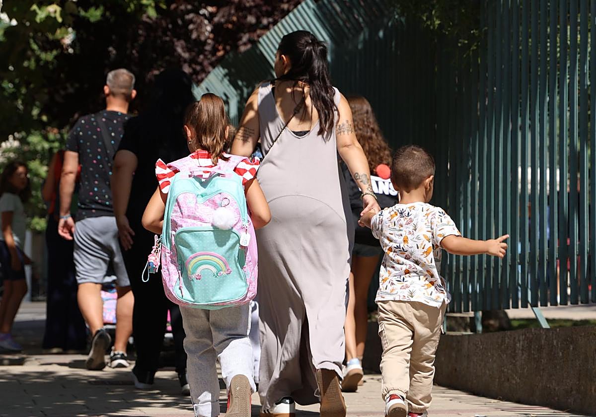 Salida de los alumnos del colegio Félix Cuadrado Lomas de La Cistérniga.