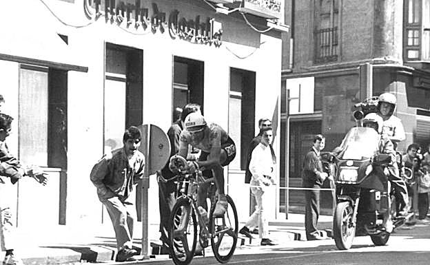 Mayo de 1991. Melchor Mauri pasa por delante de la sede de El Norte, entonces en la calle Duque de la Victoria.