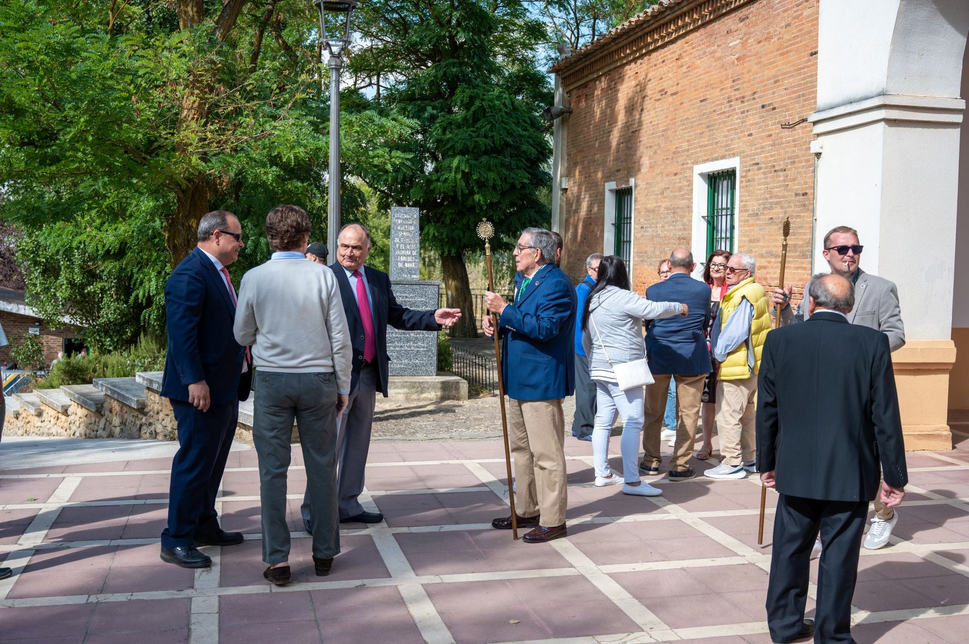 La Virgen de Carejas de Paredes protege a los niños bajo su manto