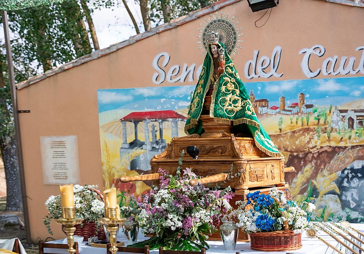 La Virgen de Carejas de Paredes protege a los niños bajo su manto