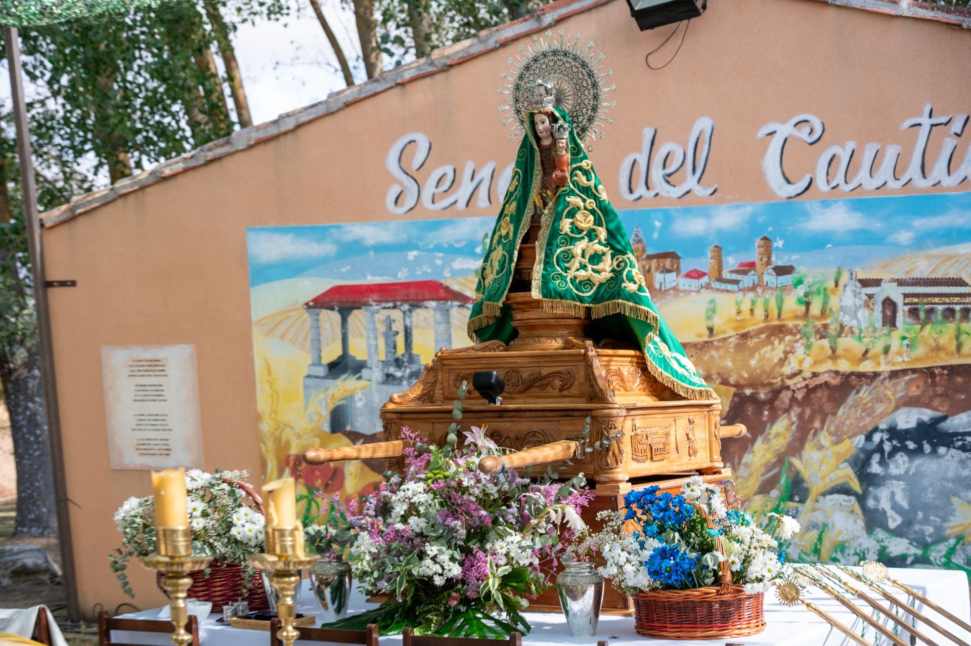 La Virgen de Carejas de Paredes protege a los niños bajo su manto