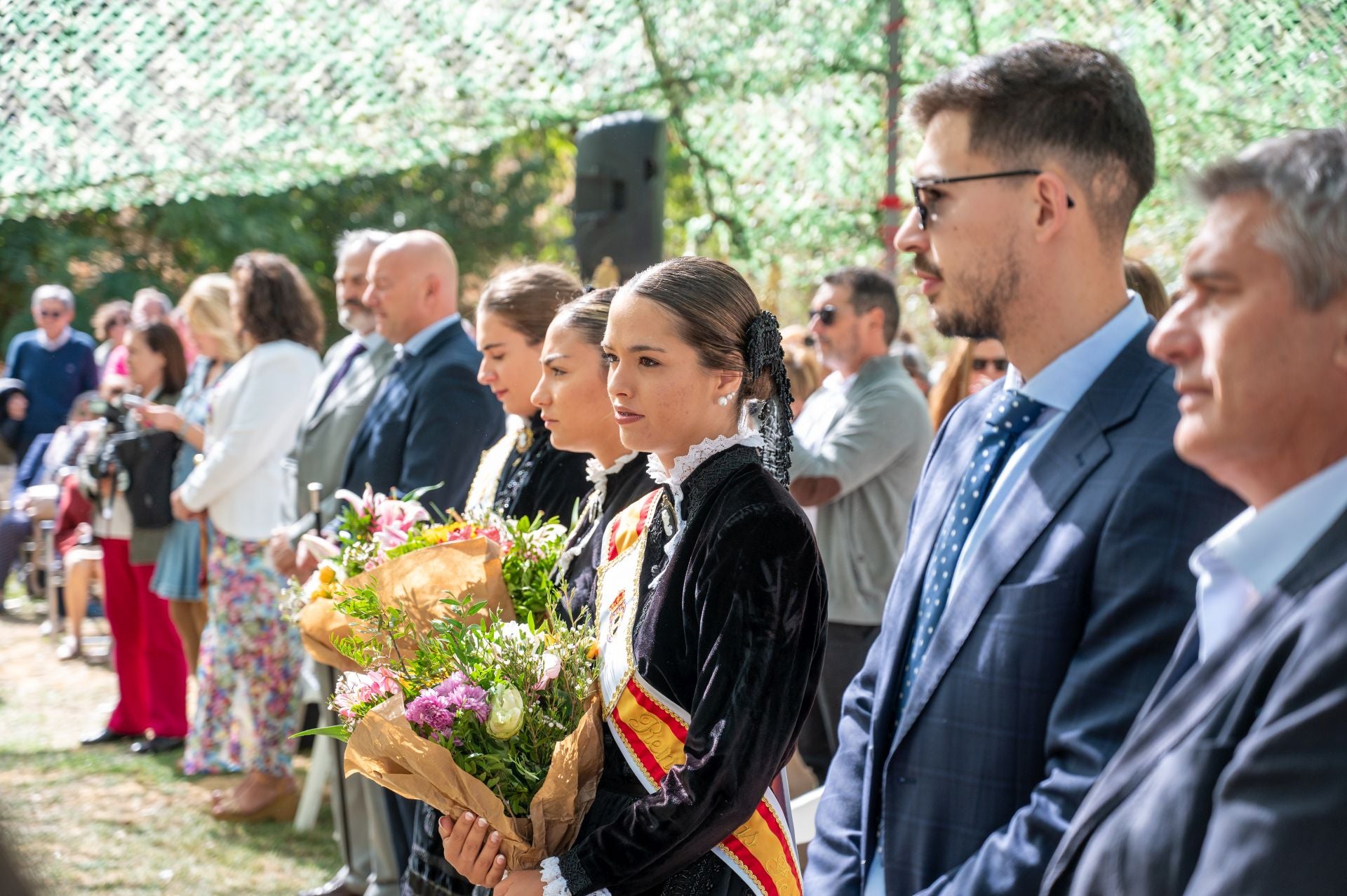 La Virgen de Carejas de Paredes protege a los niños bajo su manto