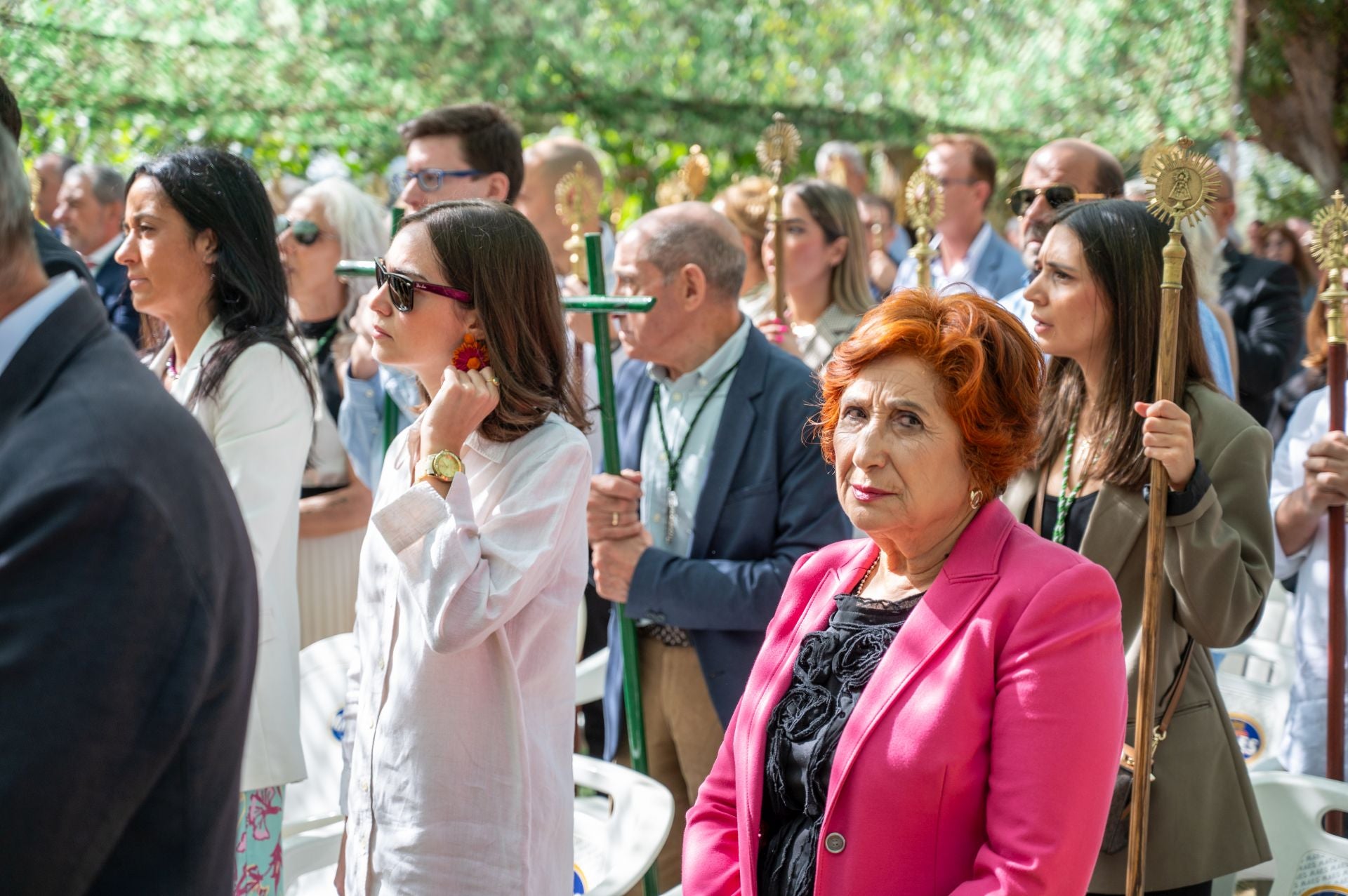 La Virgen de Carejas de Paredes protege a los niños bajo su manto