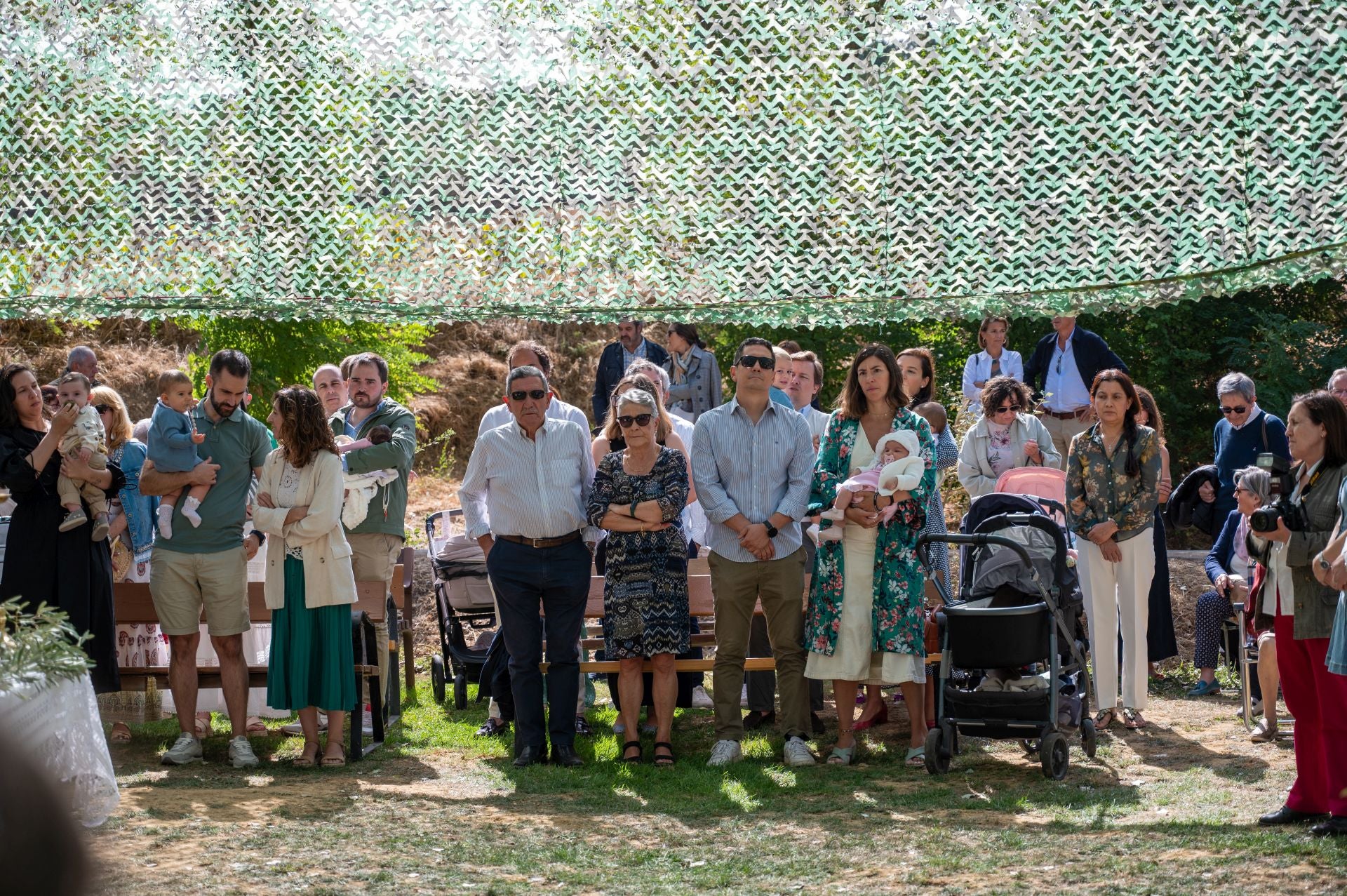 La Virgen de Carejas de Paredes protege a los niños bajo su manto