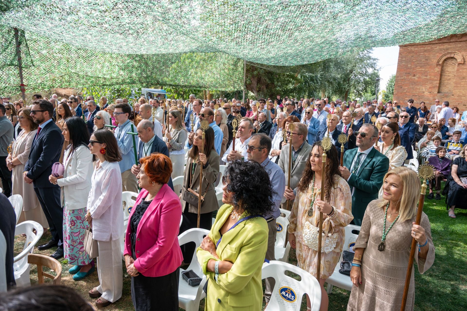La Virgen de Carejas de Paredes protege a los niños bajo su manto