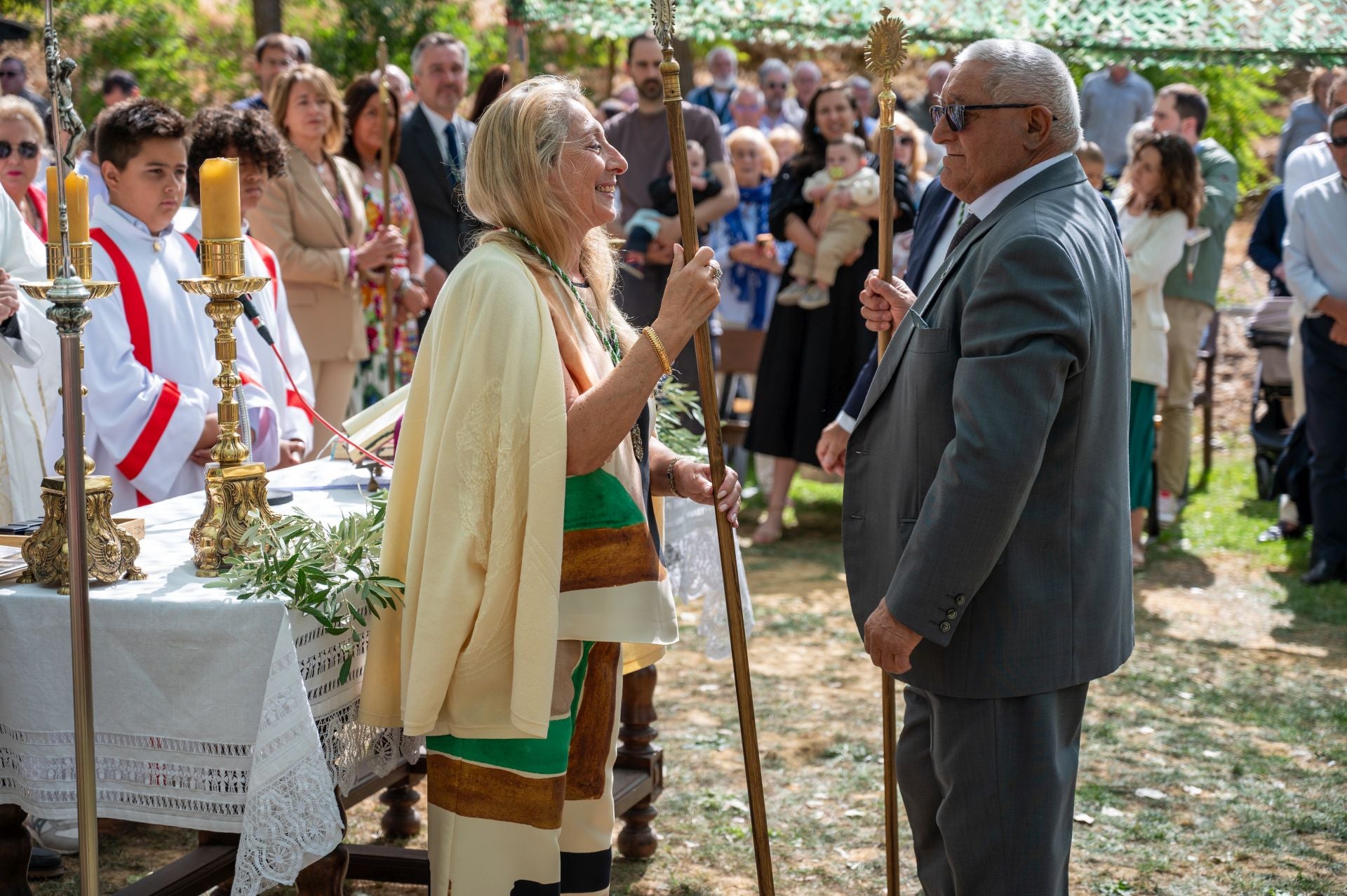 La Virgen de Carejas de Paredes protege a los niños bajo su manto