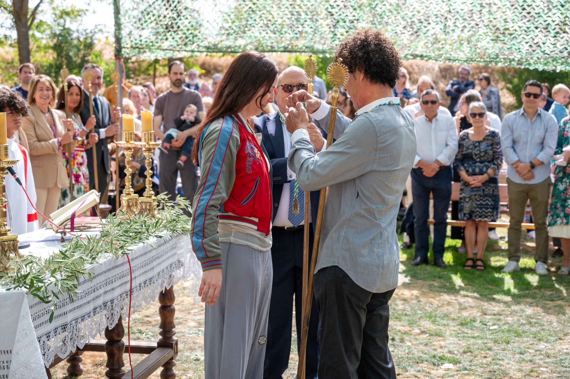 La Virgen de Carejas de Paredes protege a los niños bajo su manto