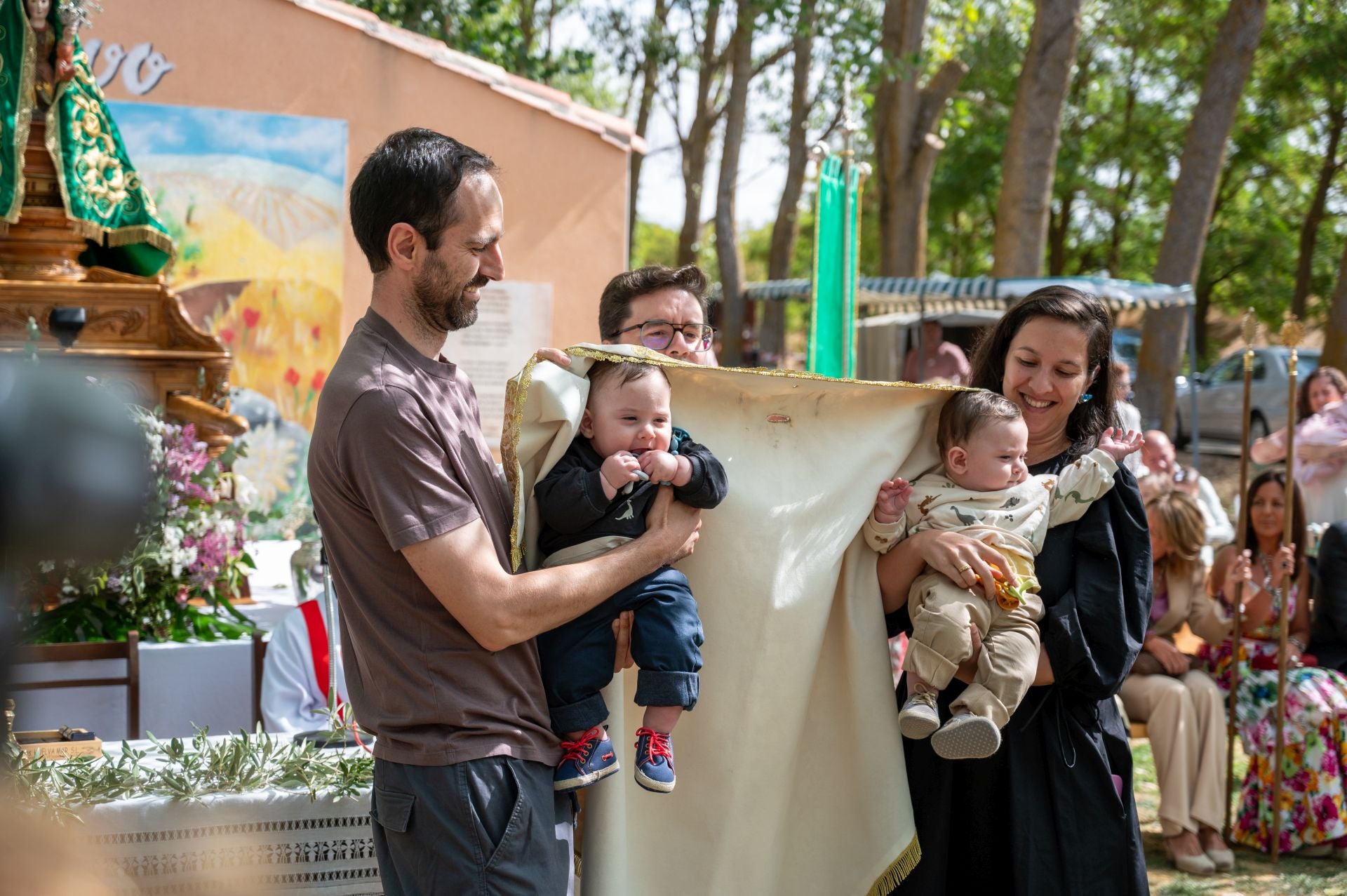 La Virgen de Carejas de Paredes protege a los niños bajo su manto