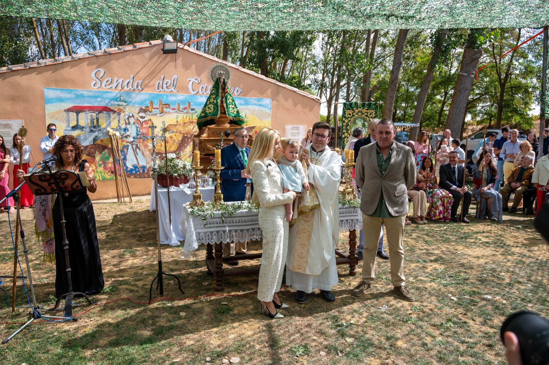 La Virgen de Carejas de Paredes protege a los niños bajo su manto