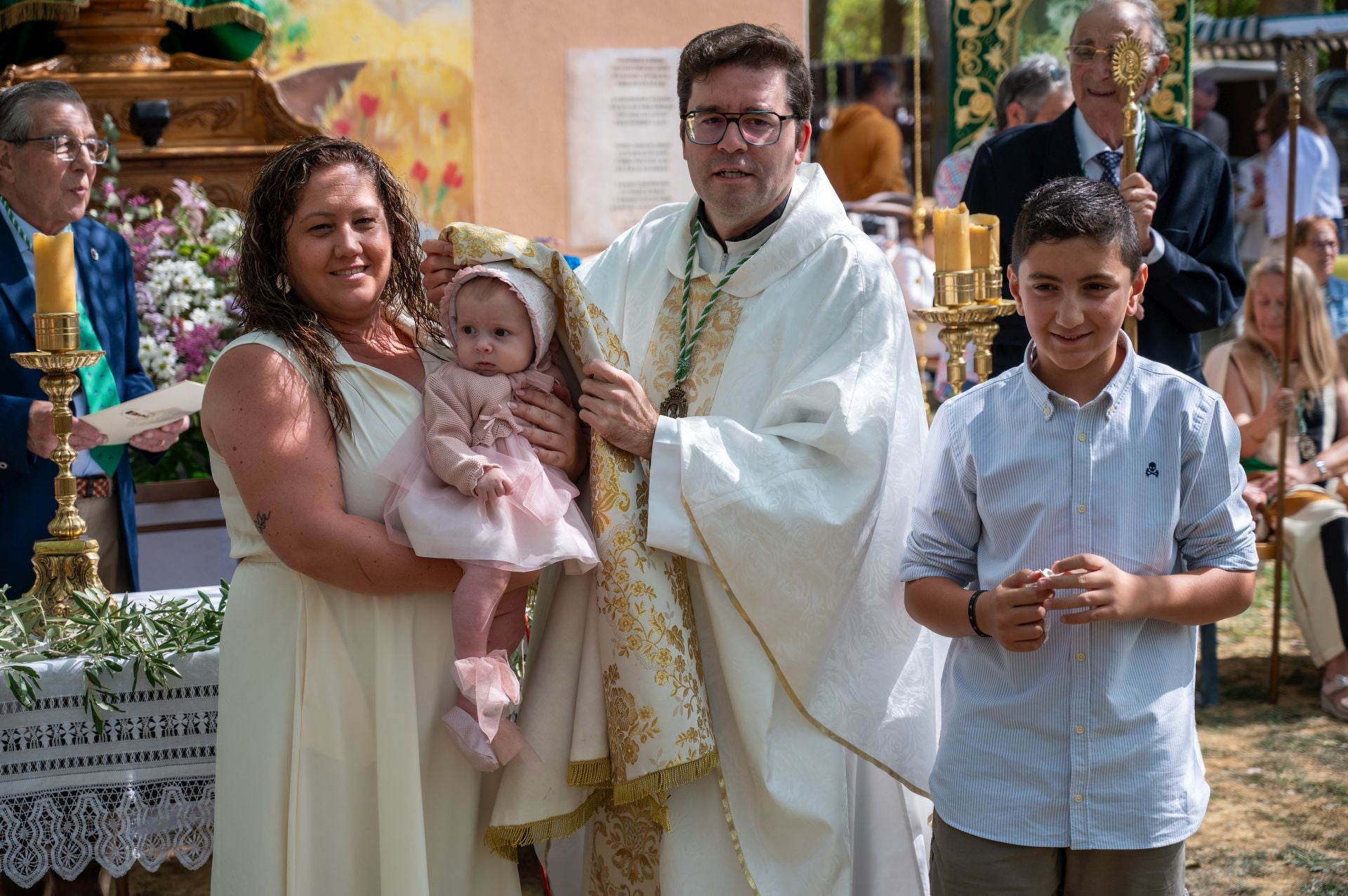 La Virgen de Carejas de Paredes protege a los niños bajo su manto