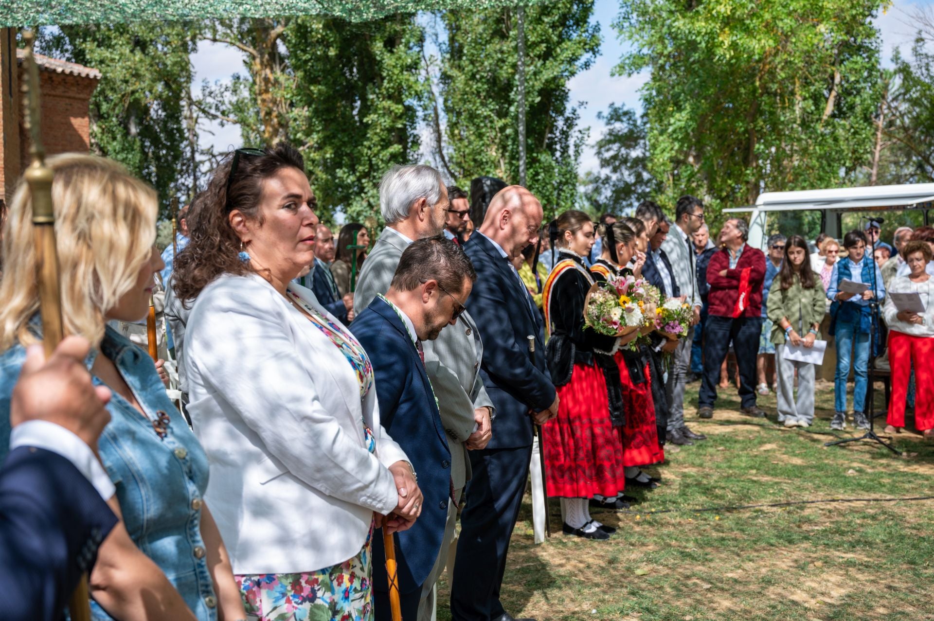 La Virgen de Carejas de Paredes protege a los niños bajo su manto