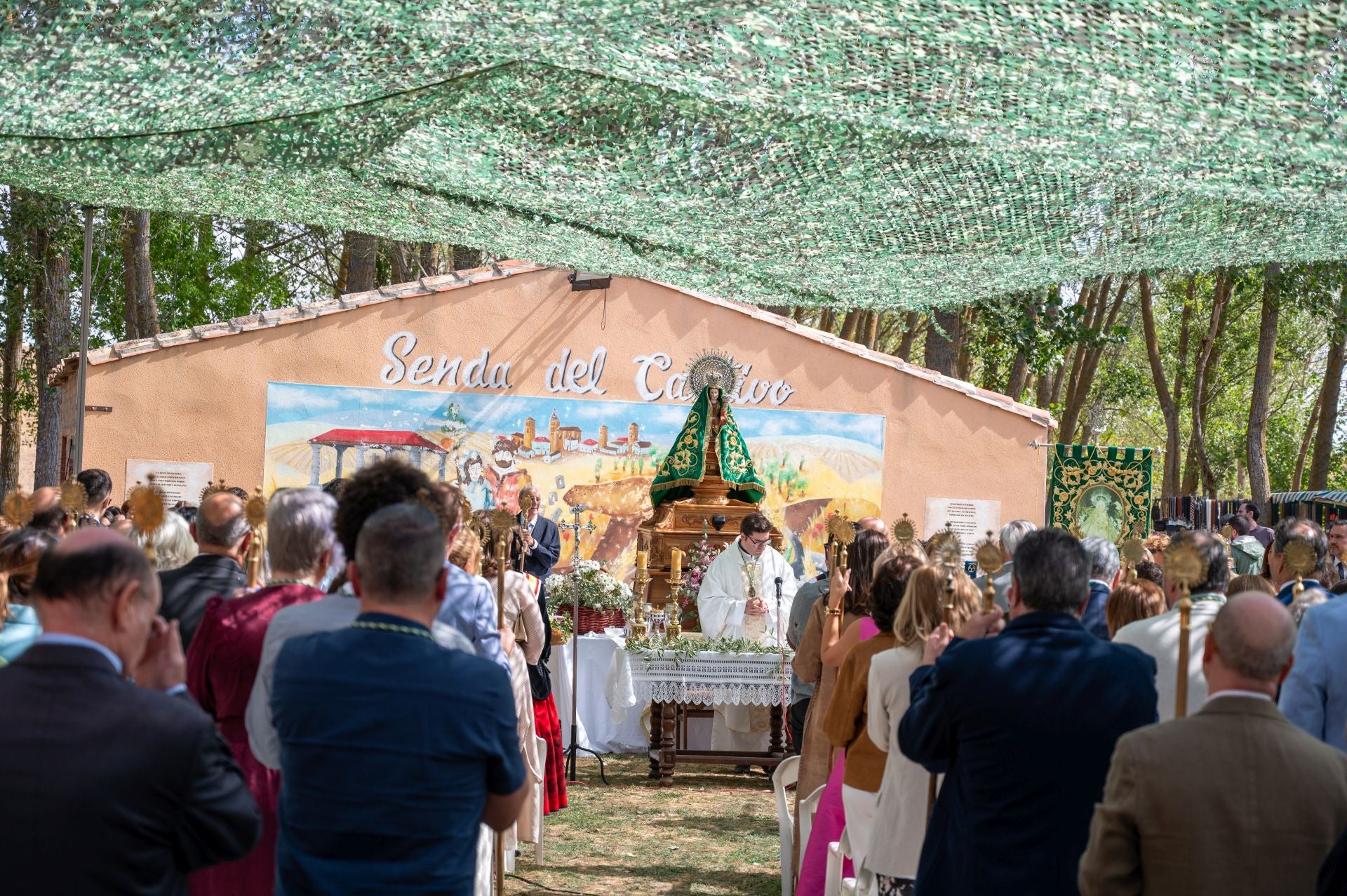 La Virgen de Carejas de Paredes protege a los niños bajo su manto