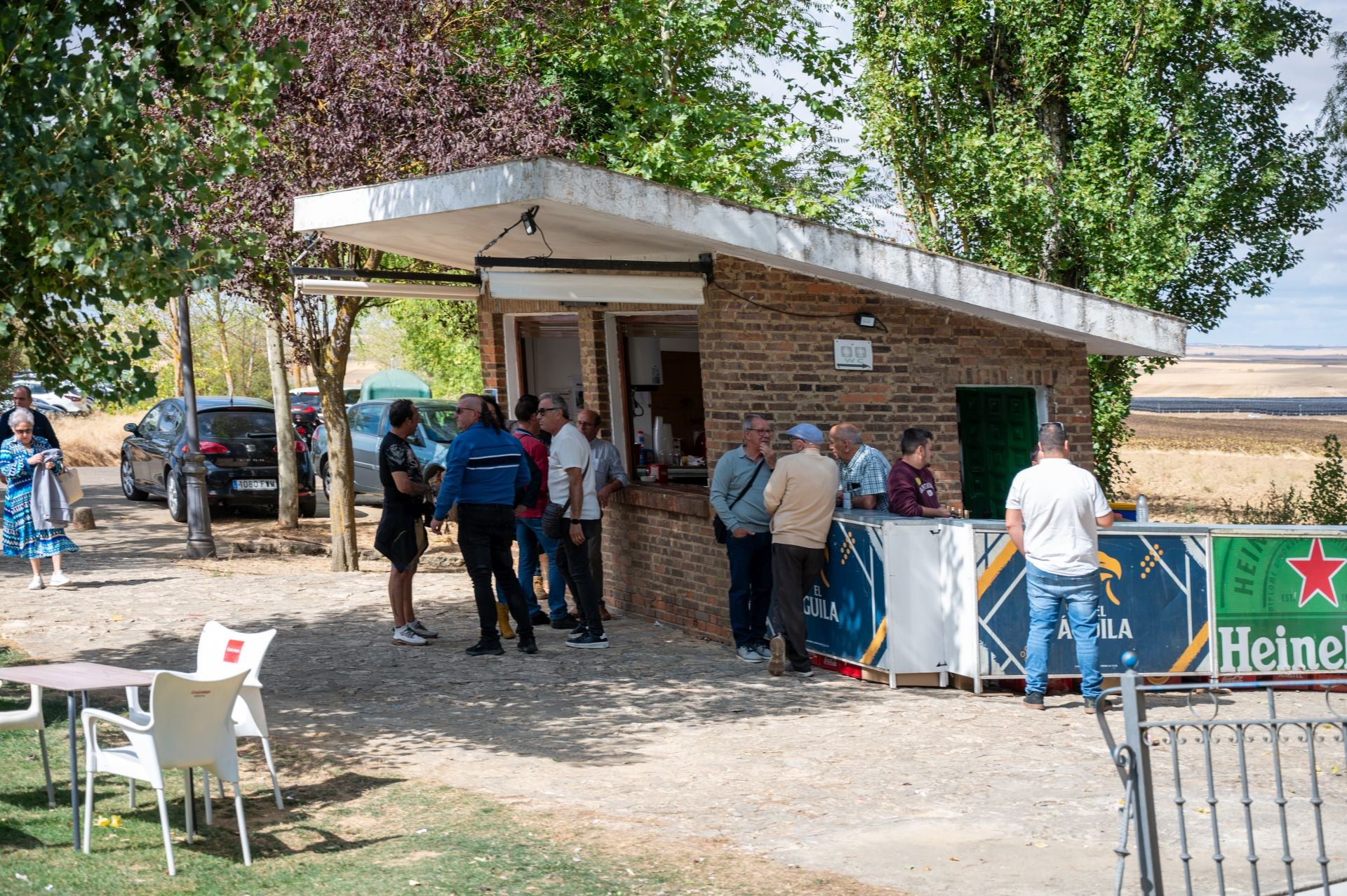 La Virgen de Carejas de Paredes protege a los niños bajo su manto